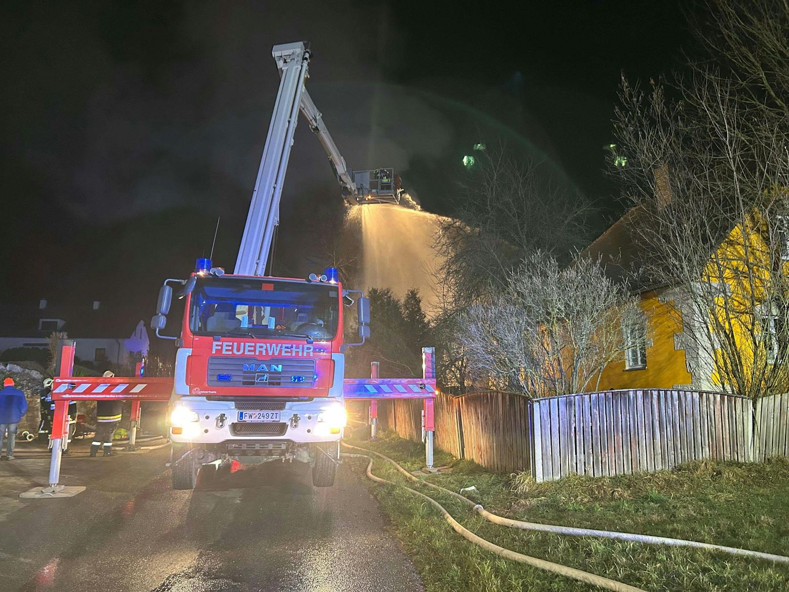 Am Dienstagmorgen wurde die Freiwillige Feuerwehr Zwettl-Stadt zu einem Brand der Alarmstufe B3 gerufen. Es handelte sich um einen Scheunenbrand in Syrafeld.