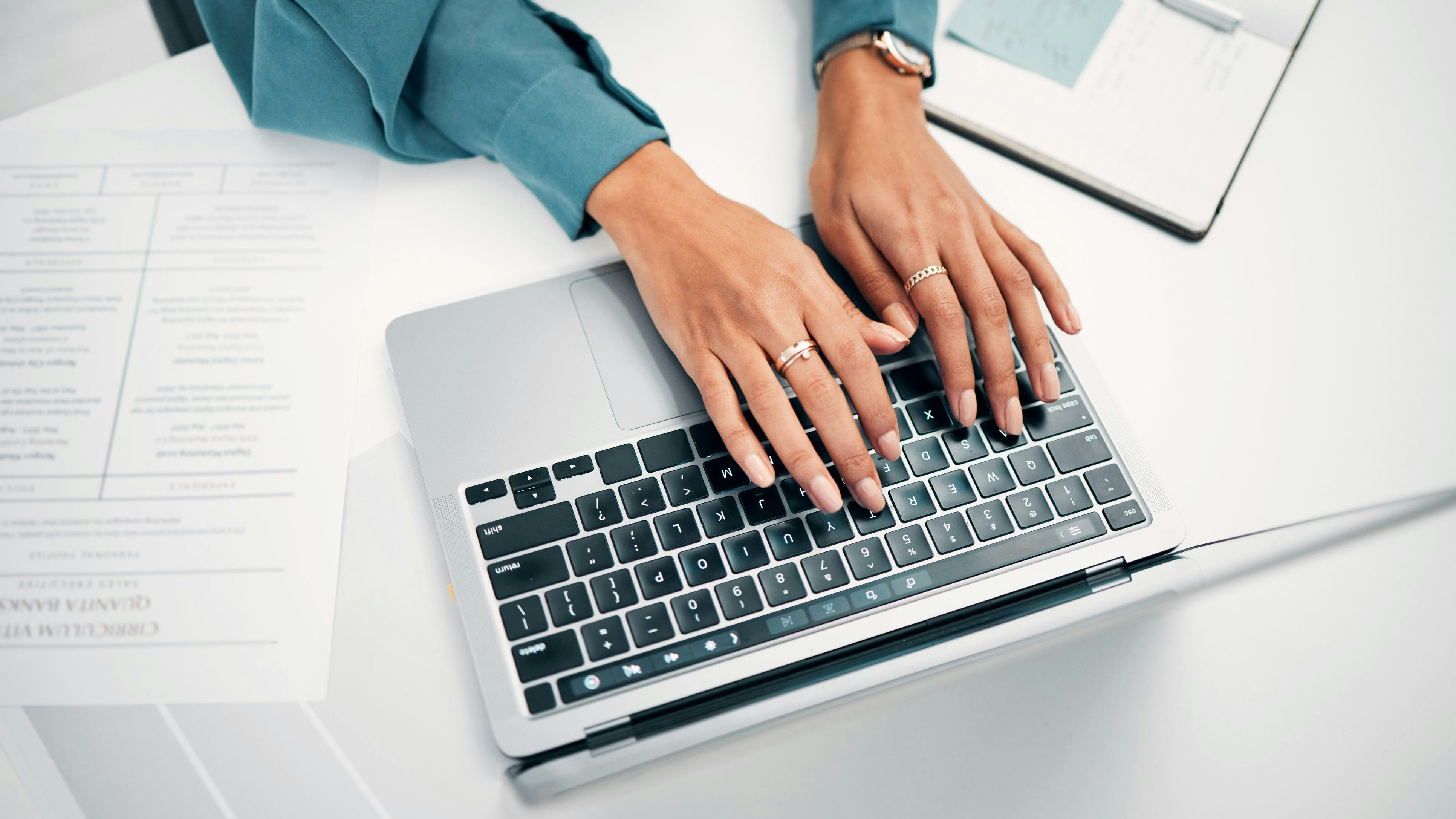 Heute.at - Frau füllt Bewerbungsbogen aus – jetzt ist ihr Geld weg