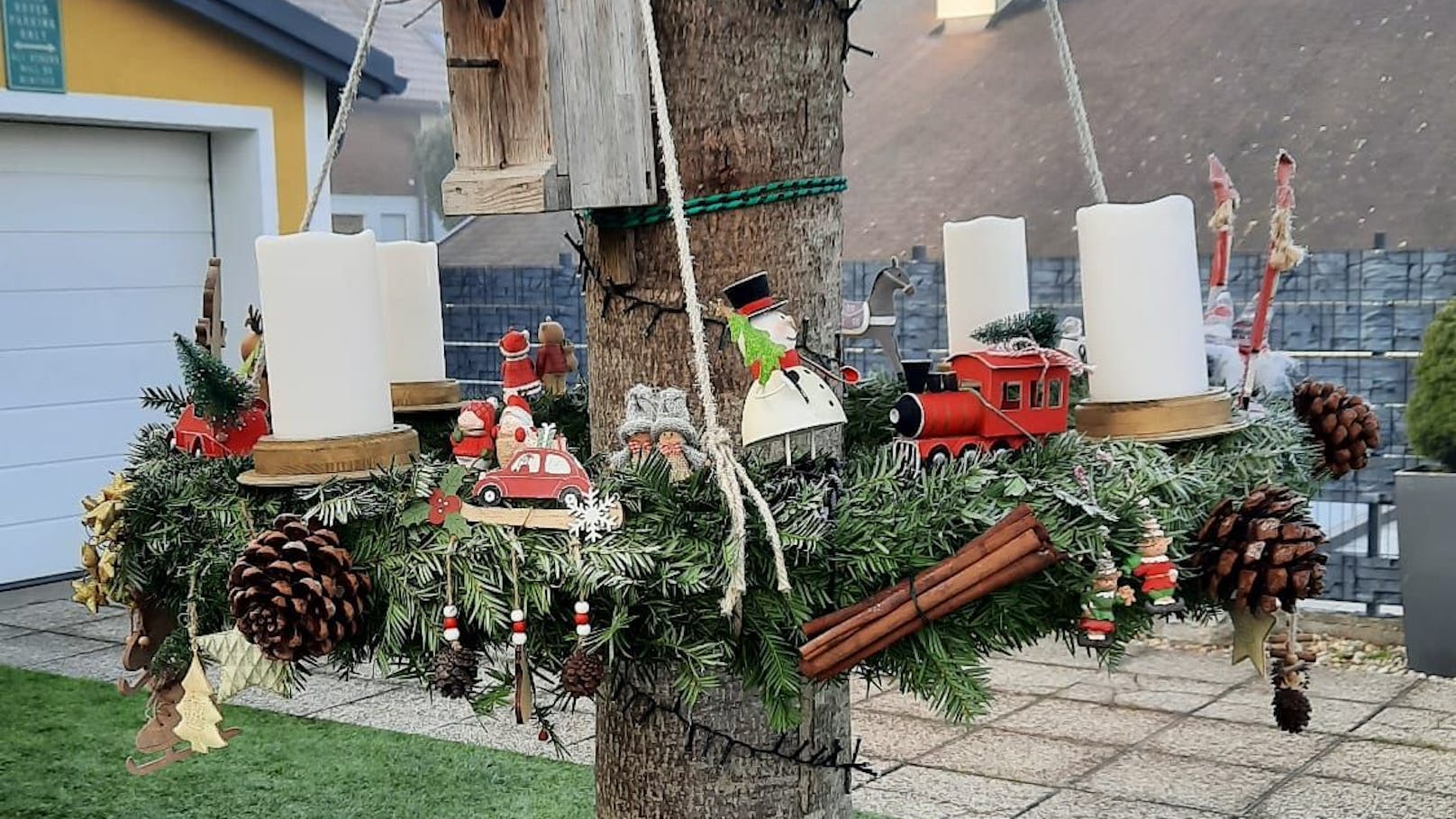 Walter machte einen XXL-Adventkranz und hing ihn auf einen Baum.