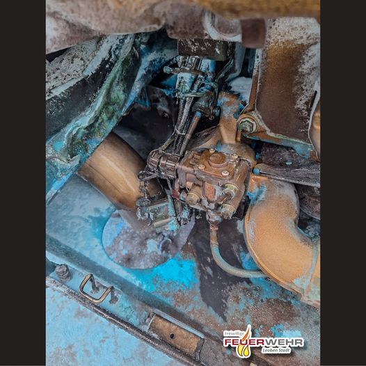 Bei dem Bus kam es zu einem Brand im Motorraum. 