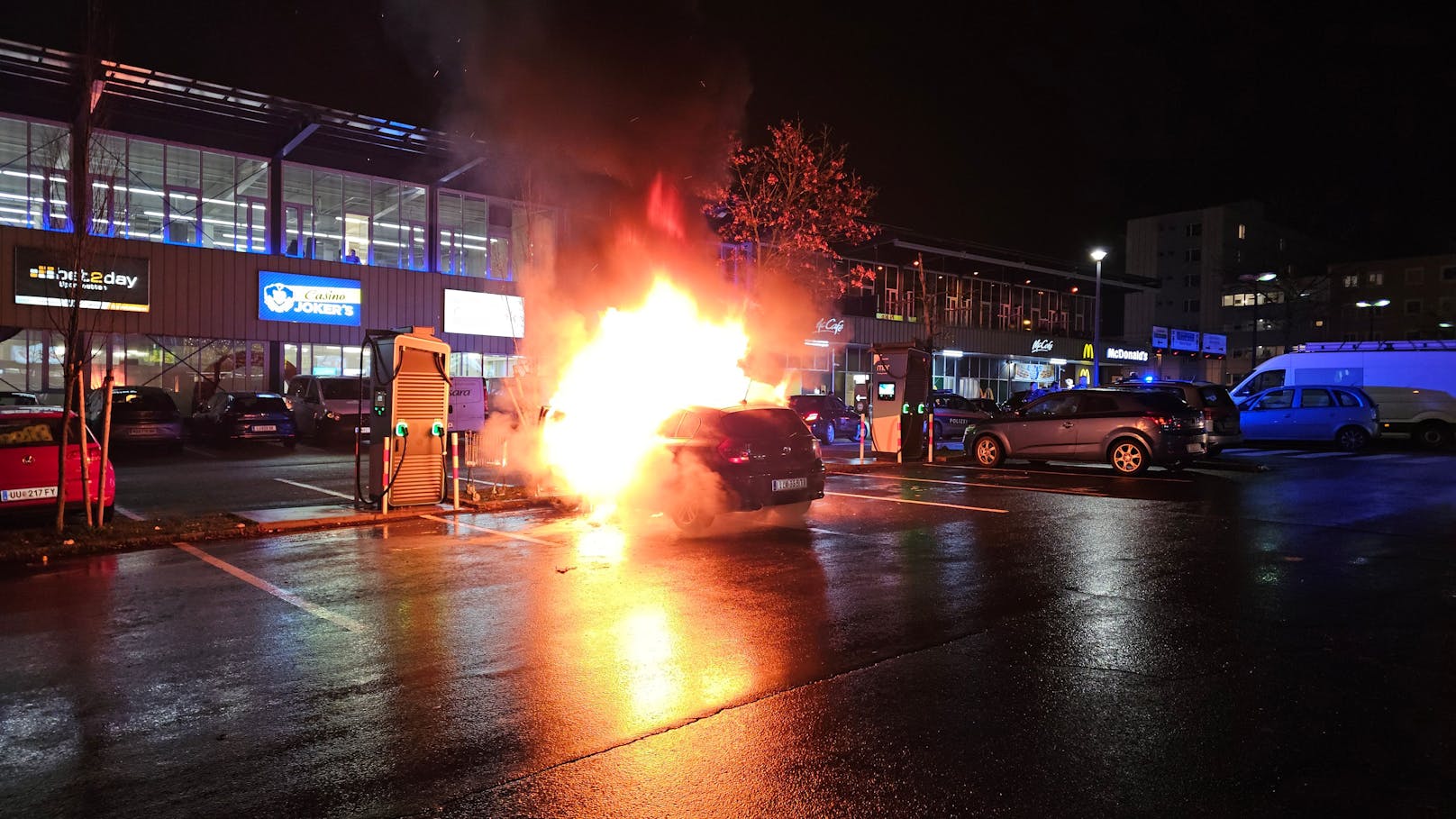 Beim Infracenter in Linz-Wegscheid brannte am Dienstagabend ein BMW komplett aus.