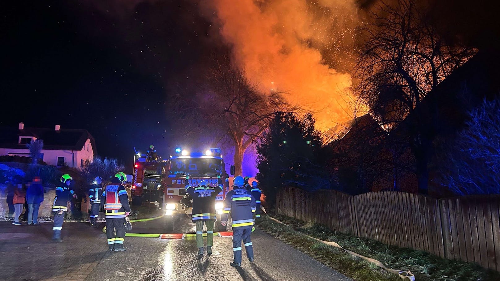 Am Dienstagmorgen wurde die Freiwillige Feuerwehr Zwettl-Stadt zu einem Brand der Alarmstufe B3 gerufen. Es handelte sich um einen Scheunenbrand in Syrafeld.