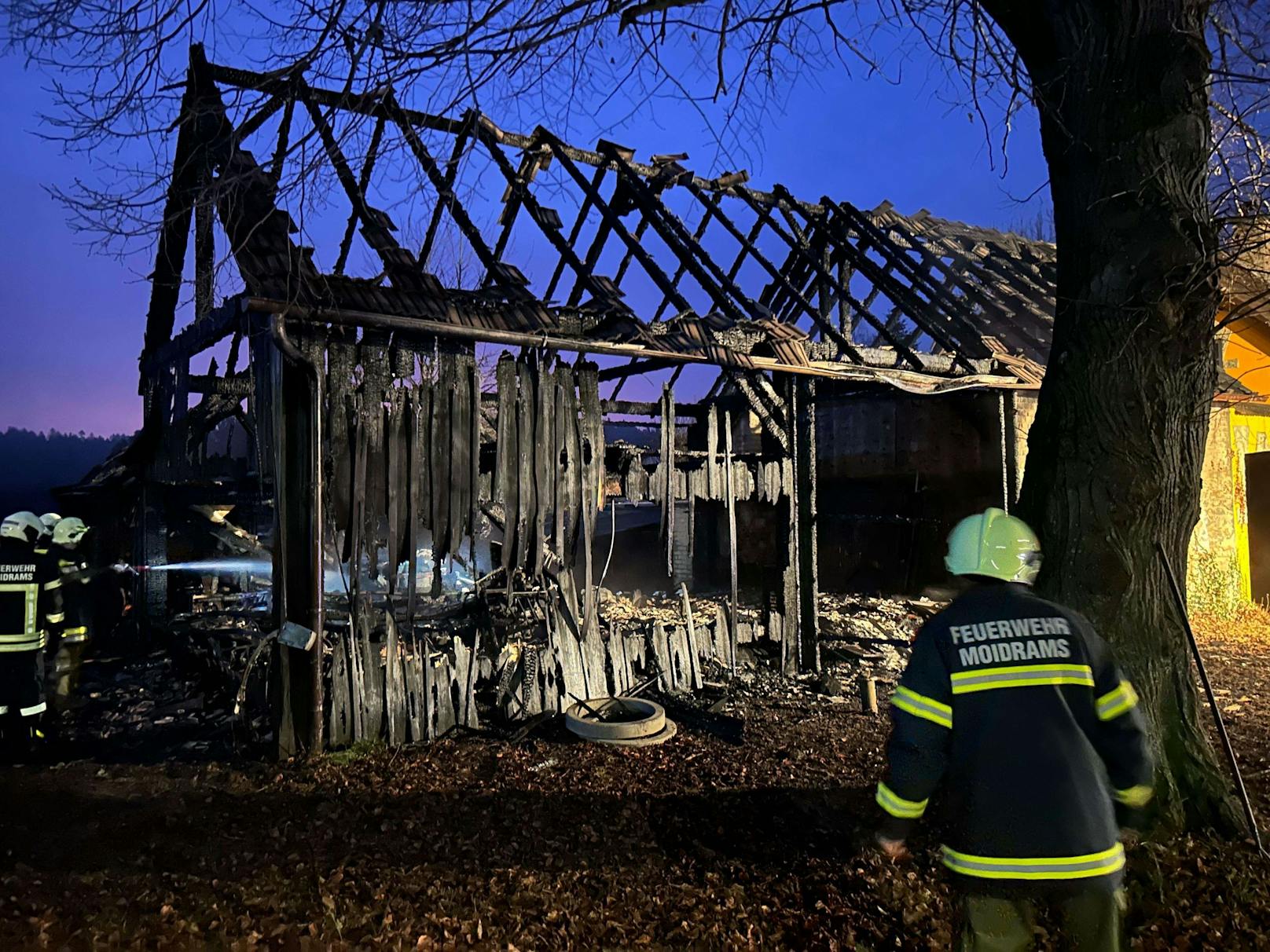 Am Dienstagmorgen wurde die Freiwillige Feuerwehr Zwettl-Stadt zu einem Brand der Alarmstufe B3 gerufen. Es handelte sich um einen Scheunenbrand in Syrafeld.