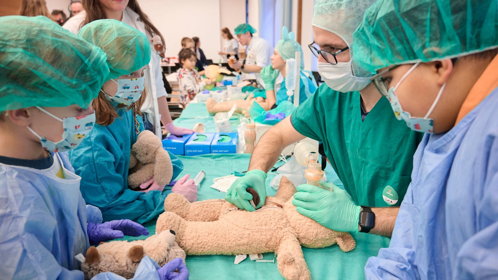 In den liebevoll gestalteten Ambulanzen wurden die Kuscheltiere von den jungen Assistenzärzt:innen untersucht, behandelt und sogar operiert.