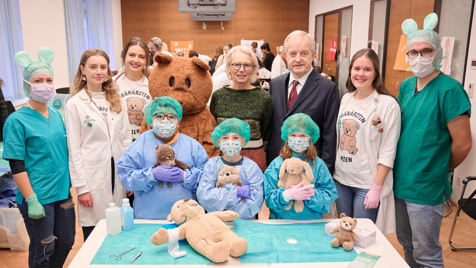 Mit dem Zuspruch zur Teddybärenklinik ist man zufrieden: Hunderte Kinder brachten am Dienstag ihre Lieblings-Teddys, Kuscheltiere und Puppen ins Teddybärkrankenhaus in Wien