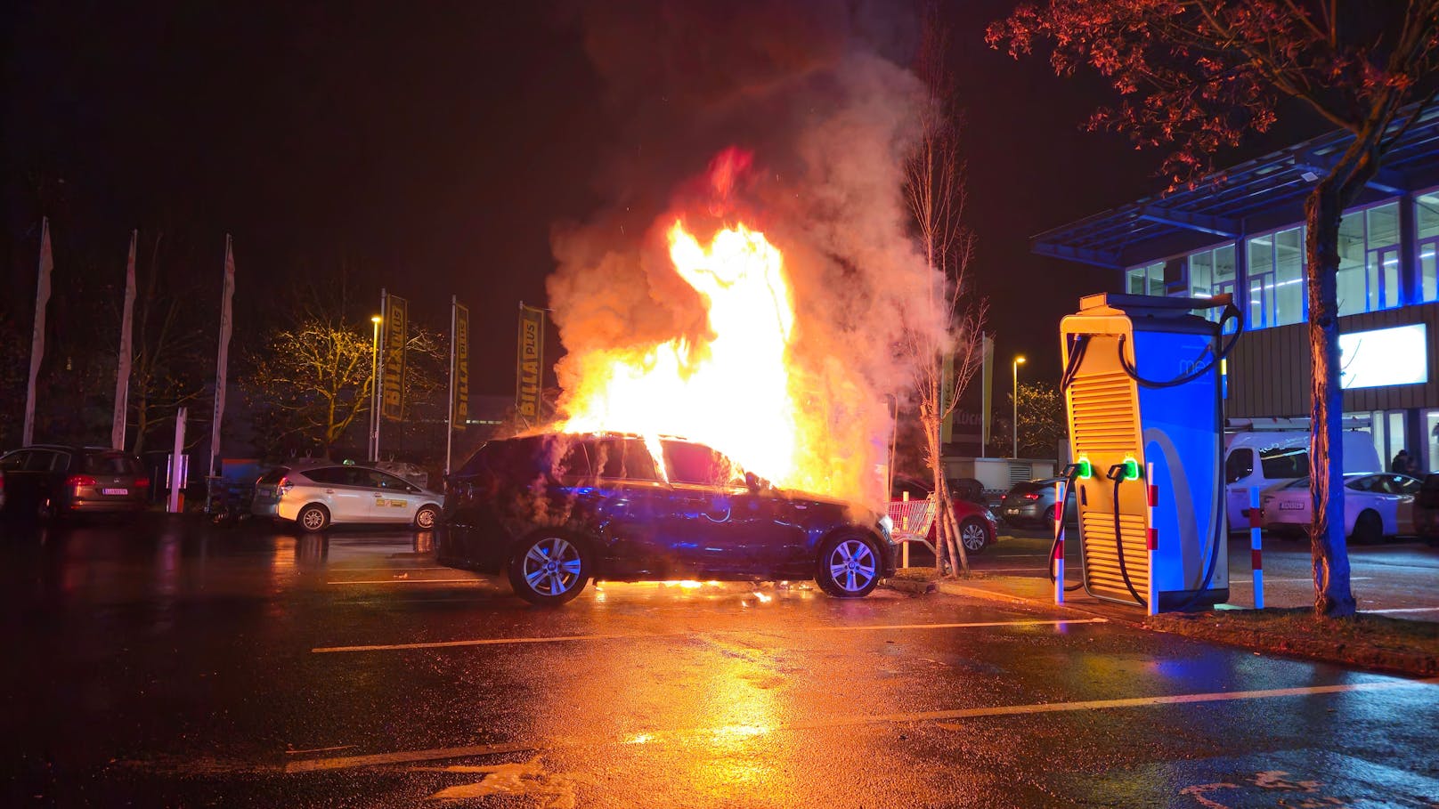 BMW fackelte auf Parkplatz von Einkaufszentrum ab