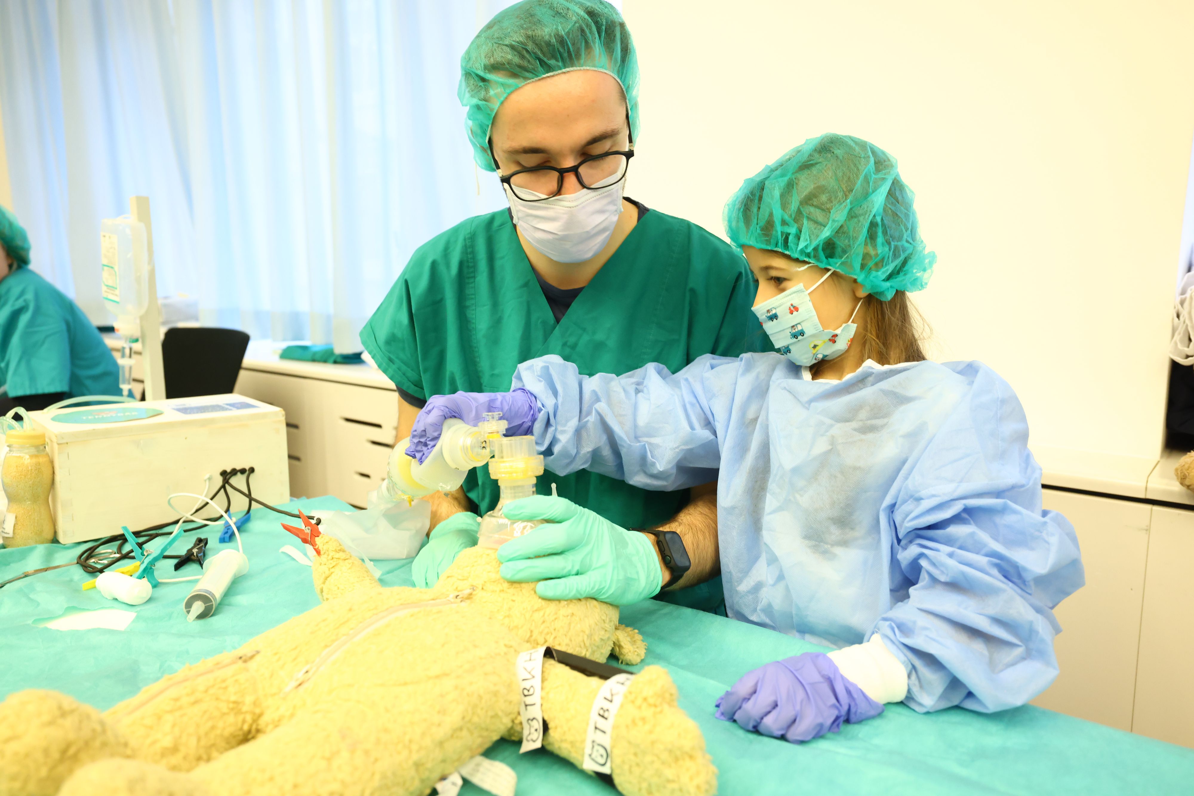 Kindern die Angst vor Arztbesuchen oder einem Aufenthalt im Krankenhaus zu nehmen, ist das zentrale Anliegen der Aktion Teddybär-Krankenhaus