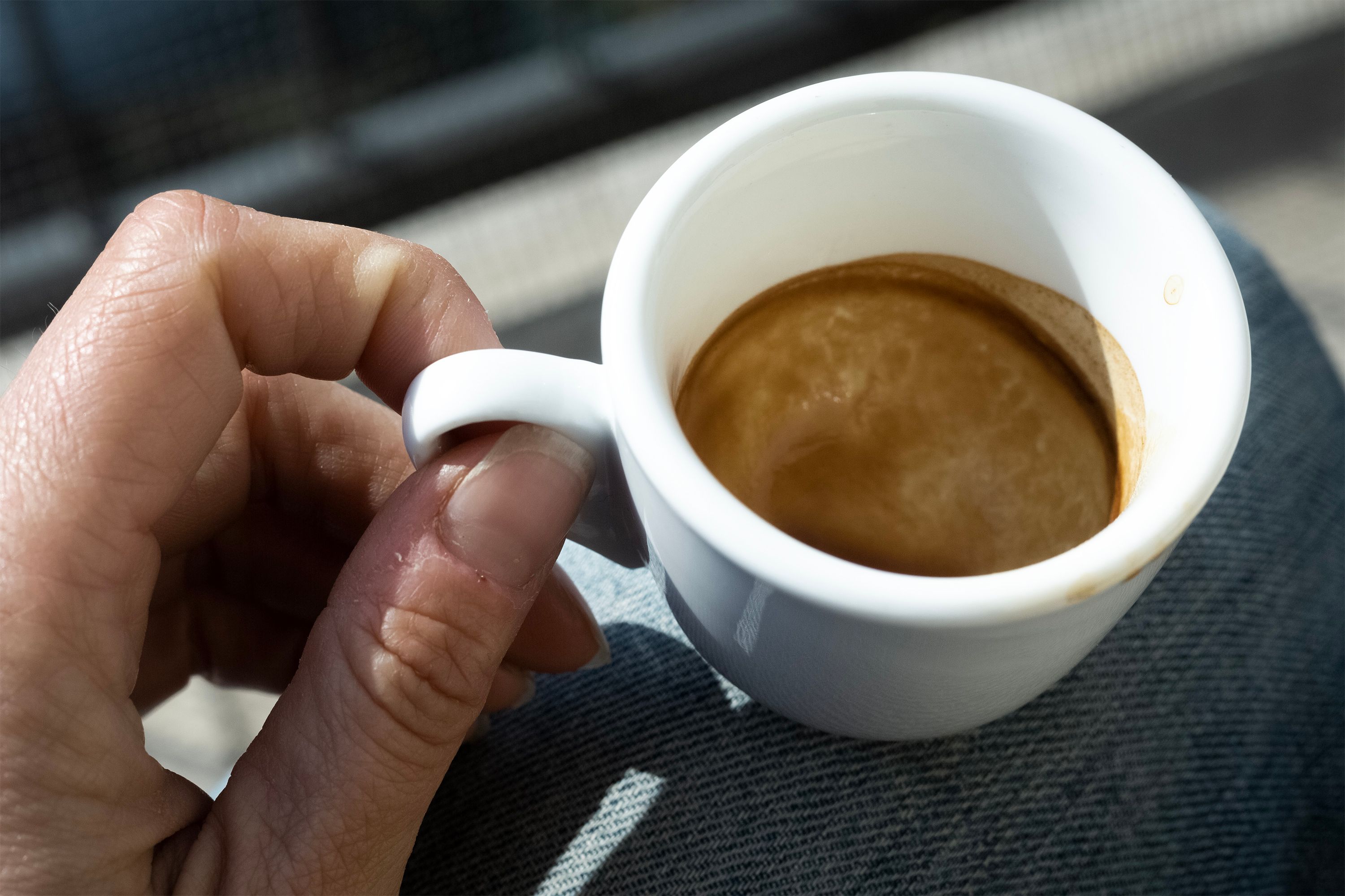 Blick auf die Preistafel: Der Espresso an der Theke könnte bald doppelt so teuer sein.