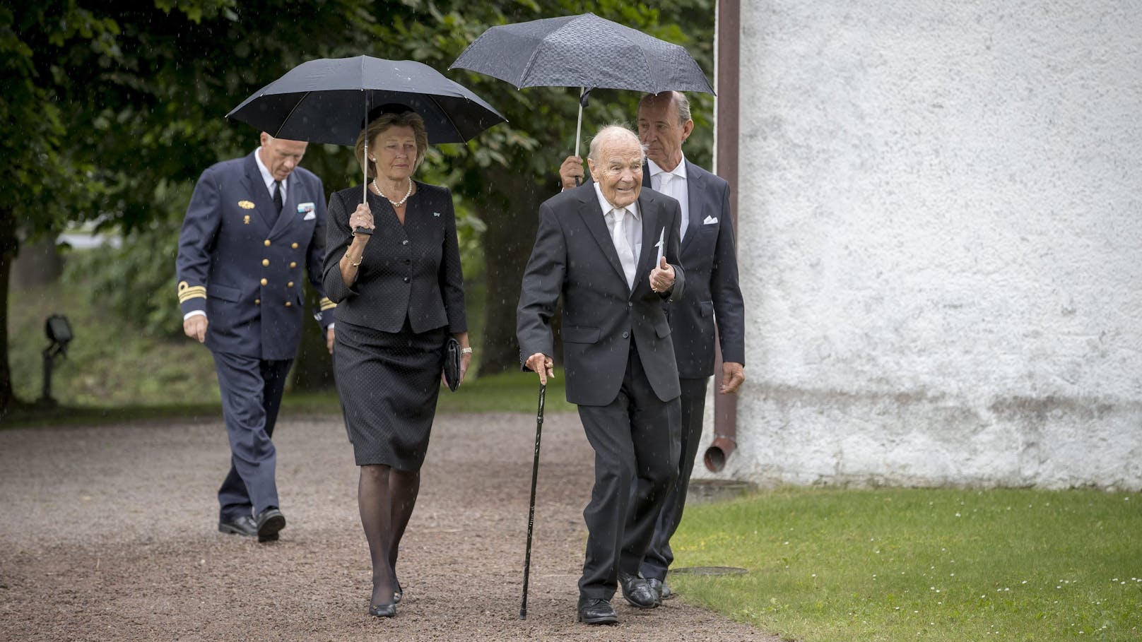 Kirstine von Blixen-Finecke, Hans von Blixen-Finecke und Hans Gabriel Trolle-Wachtmeister bei der Beerdigung von Alice Trolle Wachtmeister 2017.