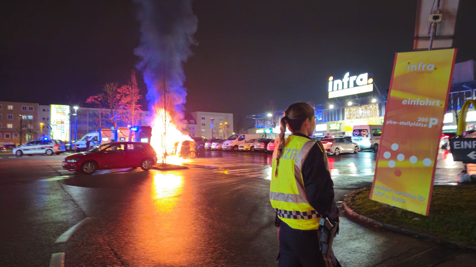 Beim Infracenter in Linz-Wegscheid brannte am Dienstagabend ein BMW komplett aus.