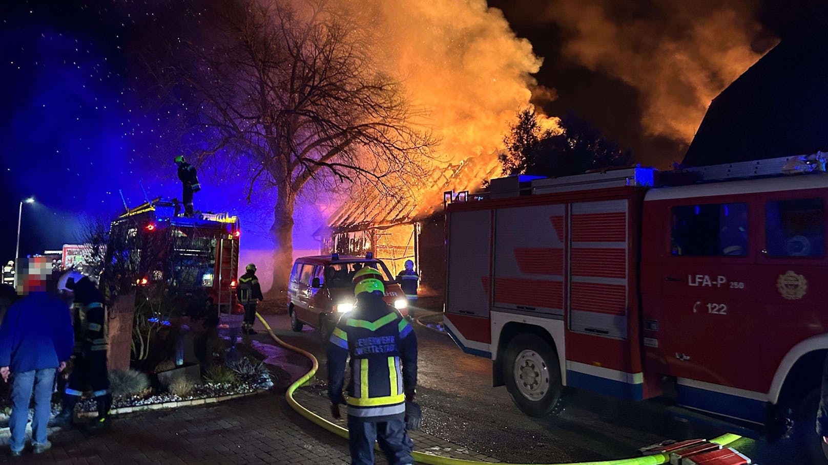 Am Dienstagmorgen wurde die Freiwillige Feuerwehr Zwettl-Stadt zu einem Brand der Alarmstufe B3 gerufen. Es handelte sich um einen Scheunenbrand in Syrafeld.