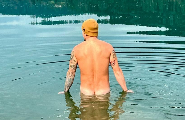 Manuel Feller erfrischt sich im Adamskostüm.