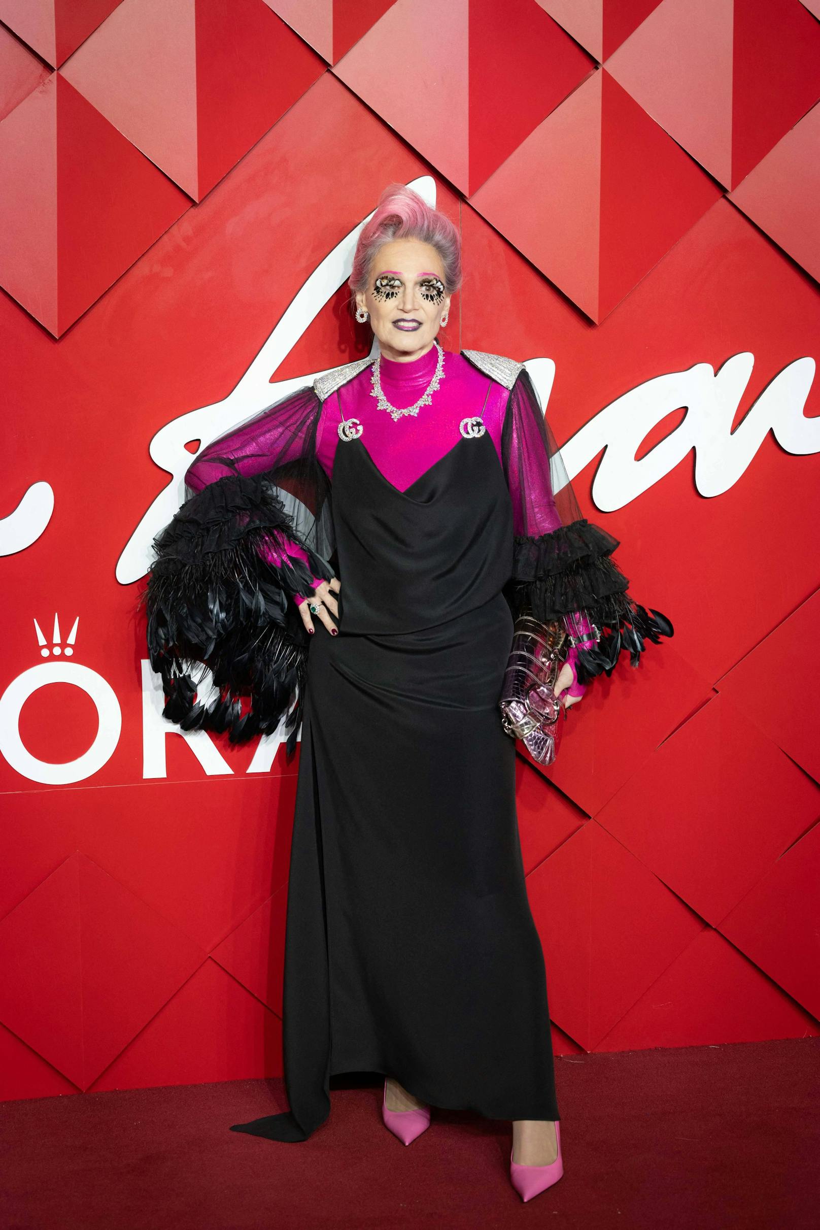 Barbara Contini hat aus ihrem Schrank einfach alles auf einmal angezogen. Bei ihrem "Hunger Games"-Outfit wusste man bei den "The Fashion Awards 2024" nicht, wohin man schauen soll.