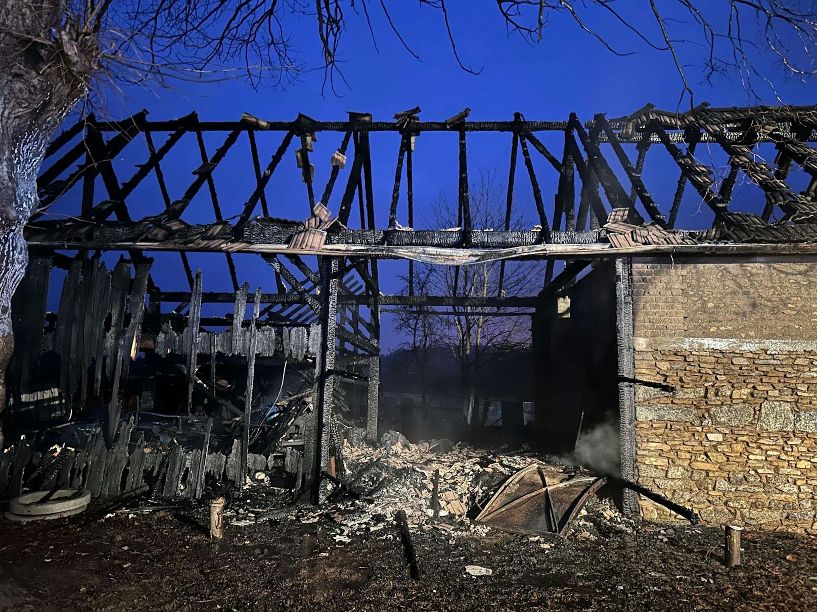 Am Dienstagmorgen wurde die Freiwillige Feuerwehr Zwettl-Stadt zu einem Brand der Alarmstufe B3 gerufen. Es handelte sich um einen Scheunenbrand in Syrafeld.