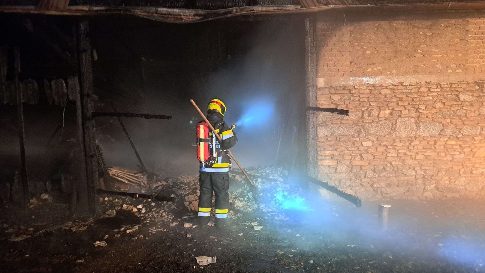 Am Dienstagmorgen wurde die Freiwillige Feuerwehr Zwettl-Stadt zu einem Brand der Alarmstufe B3 gerufen. Es handelte sich um einen Scheunenbrand in Syrafeld.