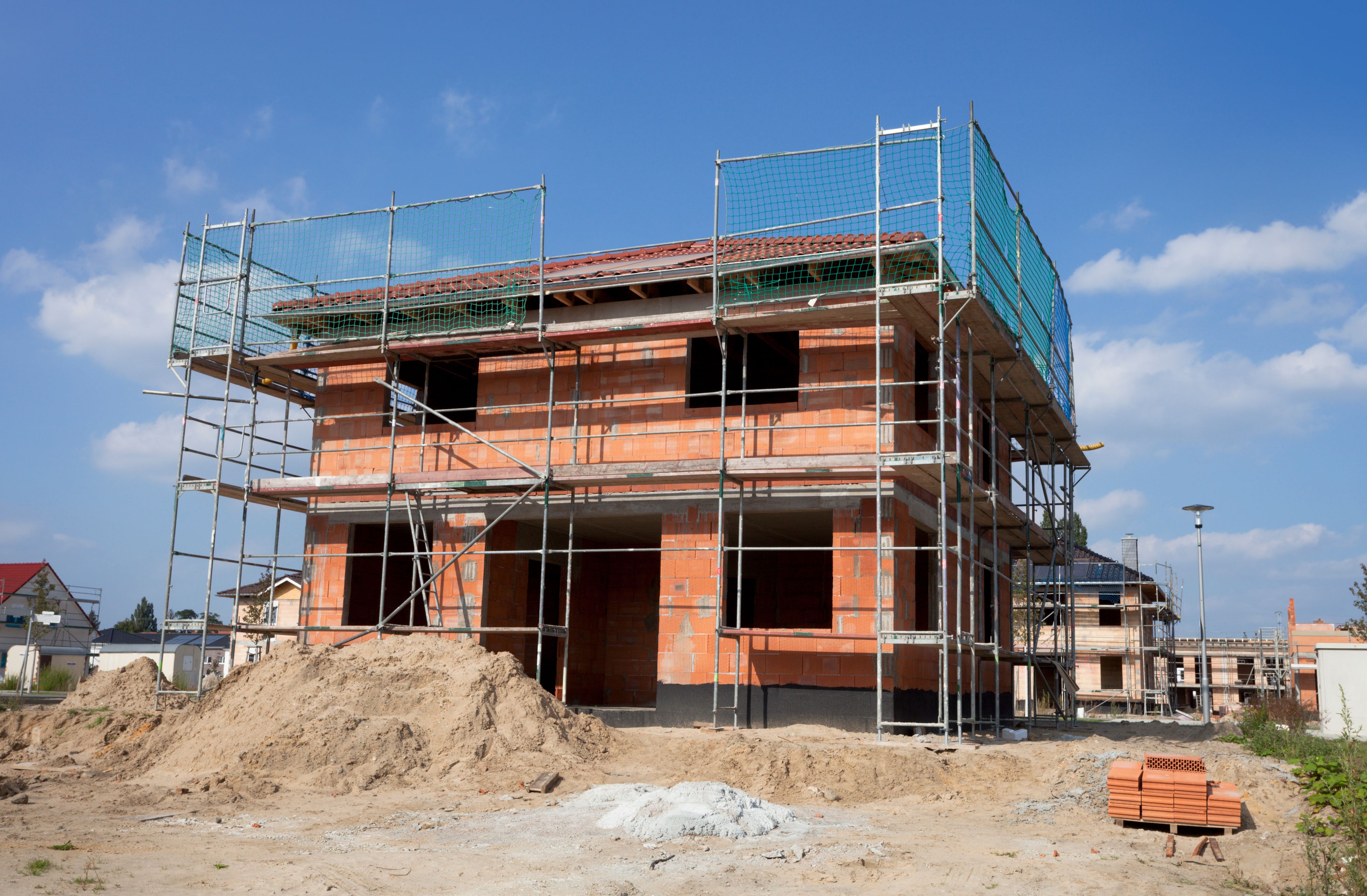 Wer sich sein Eigenheim bauen (lassen) will, kann sich ab Mitte des kommenden Jahres auf einfacher zu bekommende Wohnbaukredite freuen. 