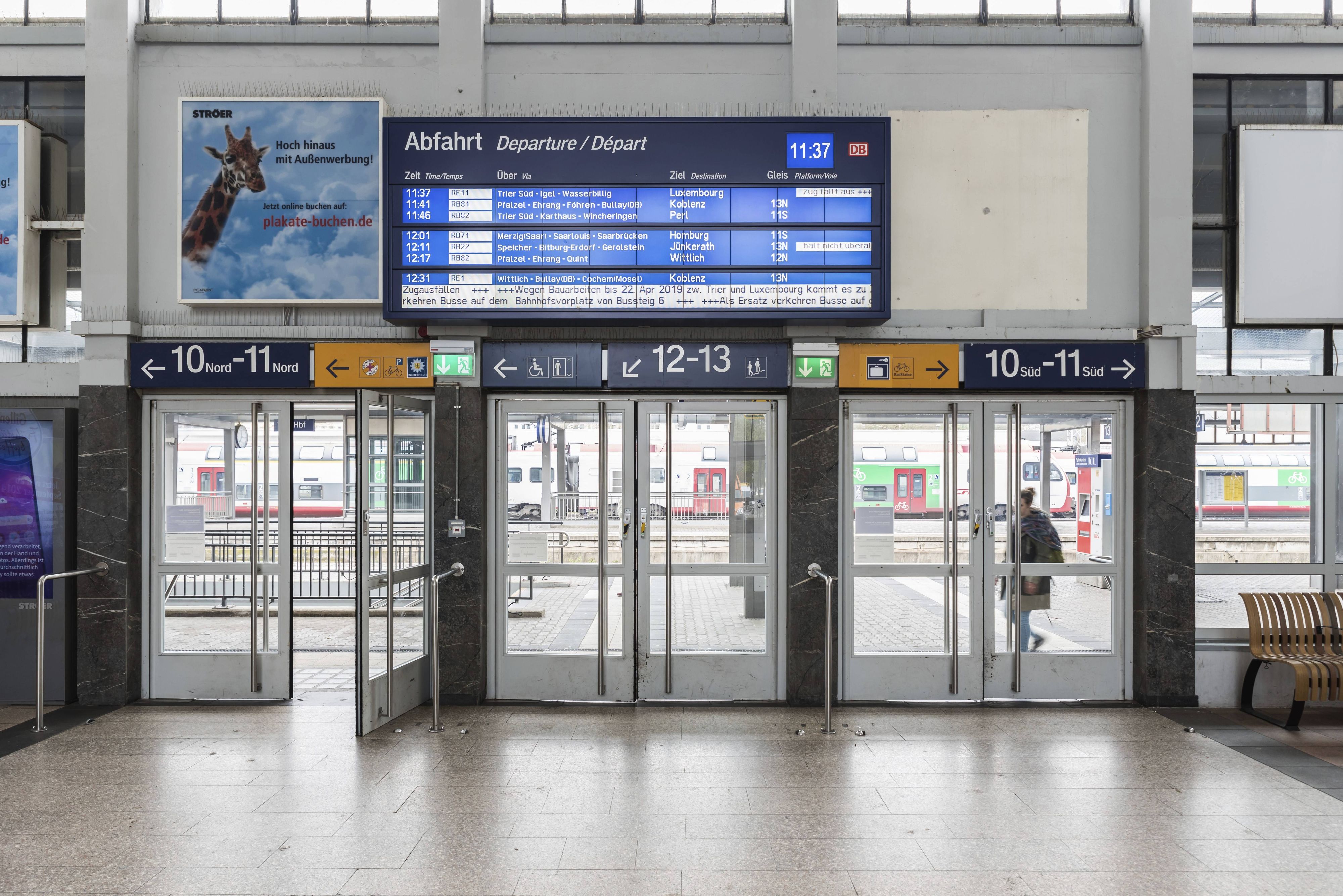 Der Vorfall ereignete sich im Juni am Hauptbahnhof von Kaiserslautern: Ein Eritreer belästigte eine Frau (20) – sie zog ein Messer und stach zu. (Symbolbild)