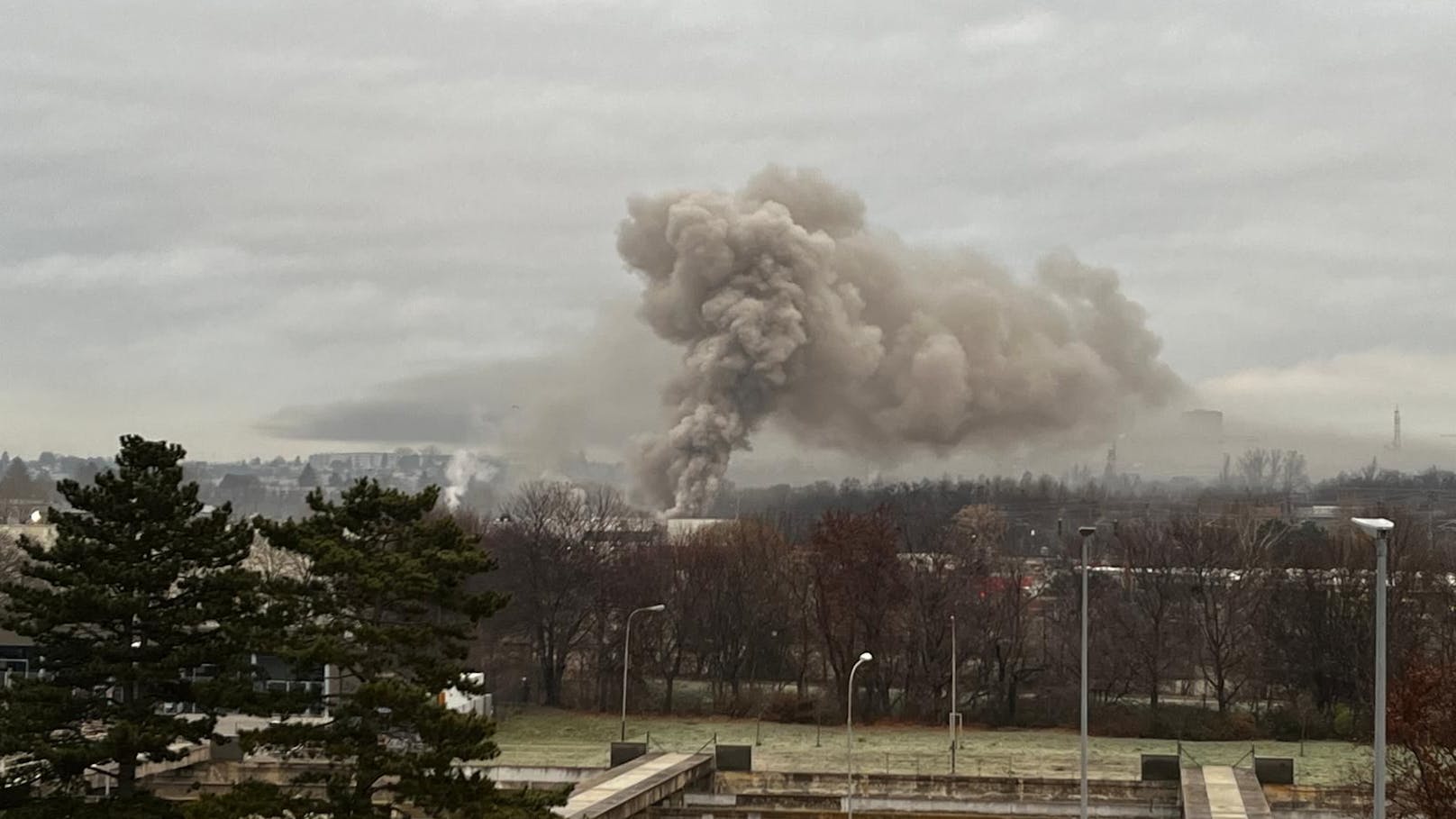 Riesige Rauchsäule über Wien! Feuerwehr im Großeinsatz