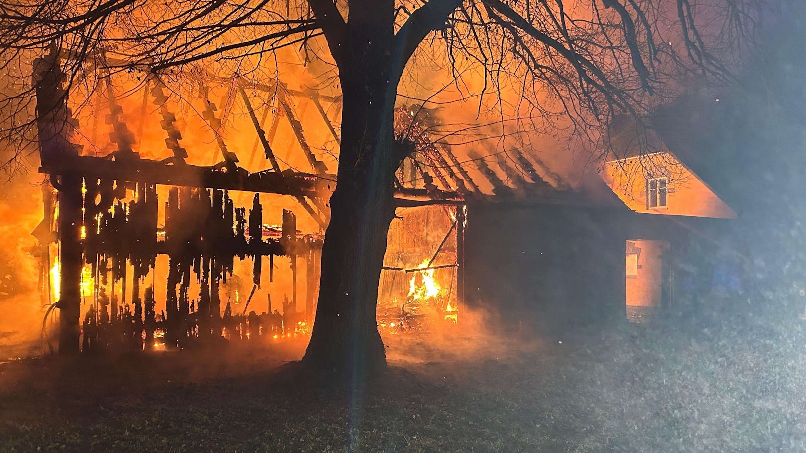 Am Dienstagmorgen wurde die Freiwillige Feuerwehr Zwettl-Stadt zu einem Brand der Alarmstufe B3 gerufen. Es handelte sich um einen Scheunenbrand in Syrafeld.