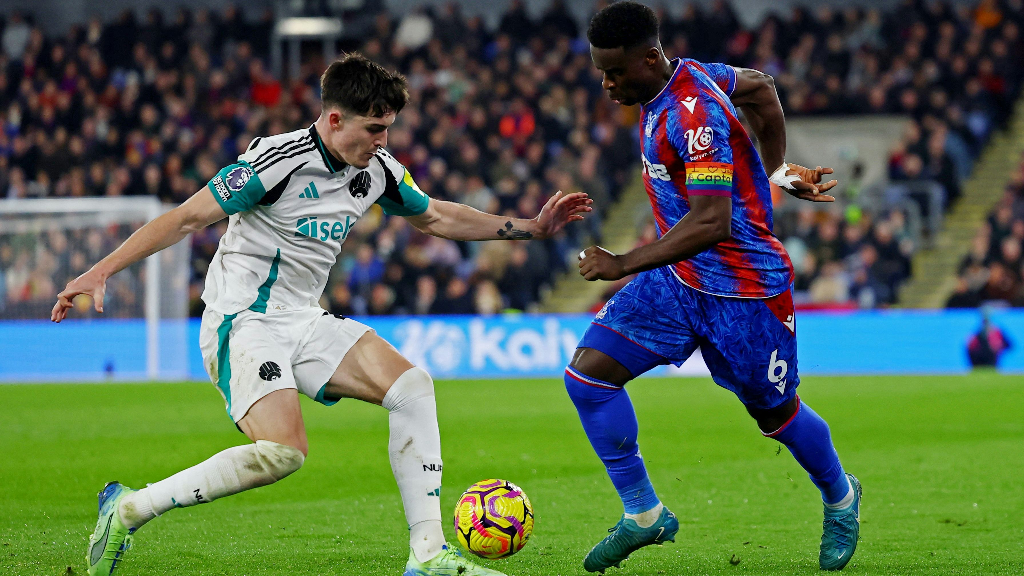 Marc Guehi schrieb "I ❤️ Jesus" auf seine Kapitänsbinde.