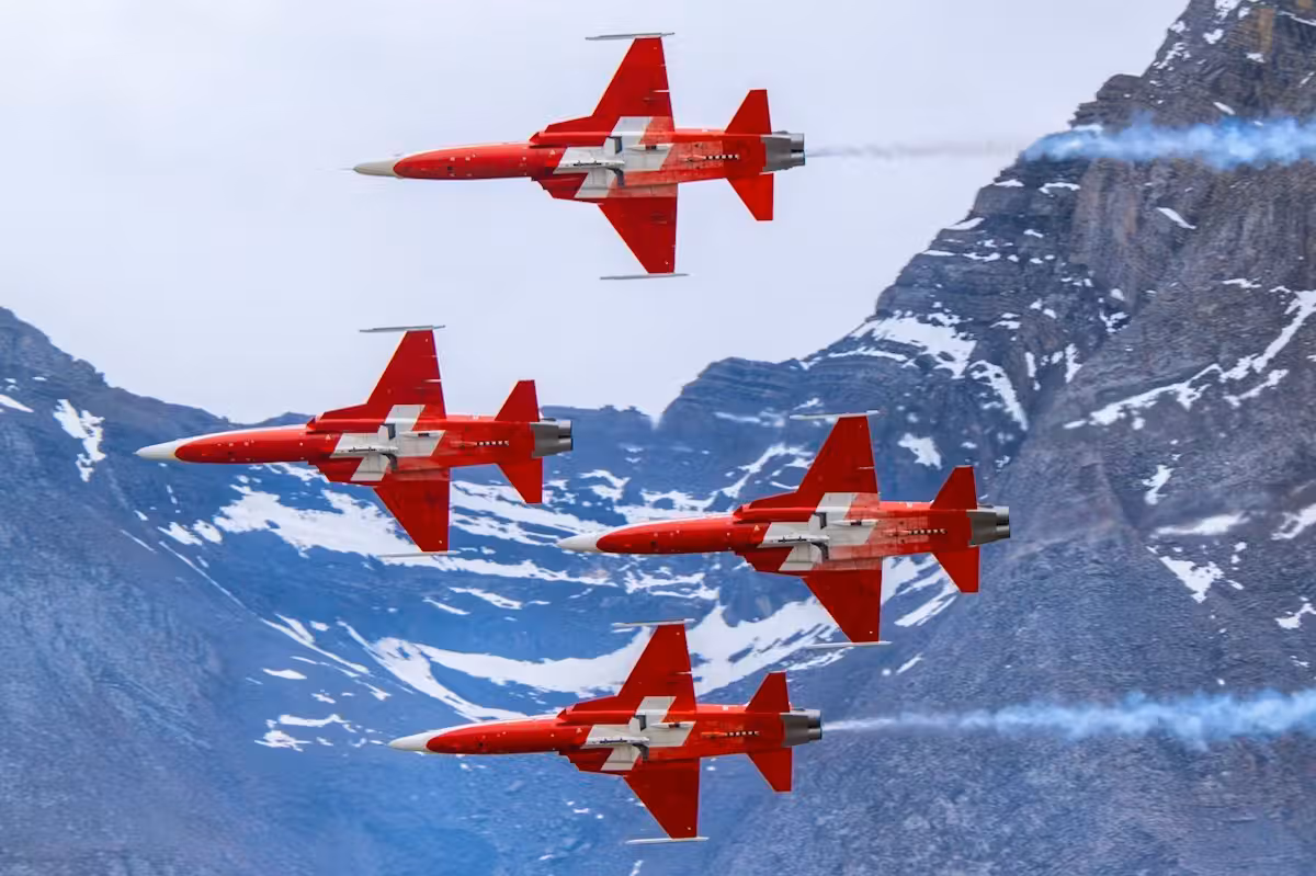 Das Ende der Patrouille Suisse ist nun entschieden: Der Ständerat hat beschlossen, die Kunstflugstaffel Ende 2027 zu grounden.