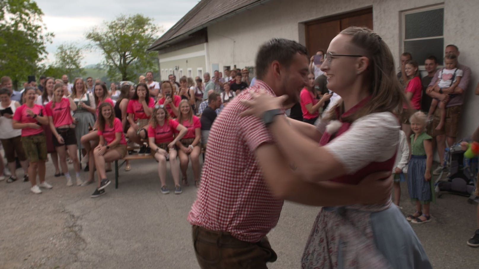 Bei der offiziellen Eröffnung und Begrüßung des Hoffestes am Mikrofon, kommen Simone plötzlich die Tränen. Zu gerührt ist sie vom herzlichen Empfang am Hof. Doch statt Simone unterstützend zur Seite zu stehen und sie in den Arm zu nehmen, verpasst er seine Chance.