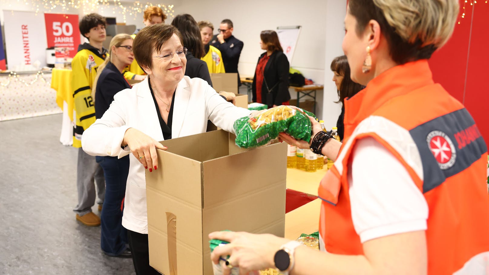 Auch Bundespräsidenten-Gattin Doris Schmidauer packte mit an.