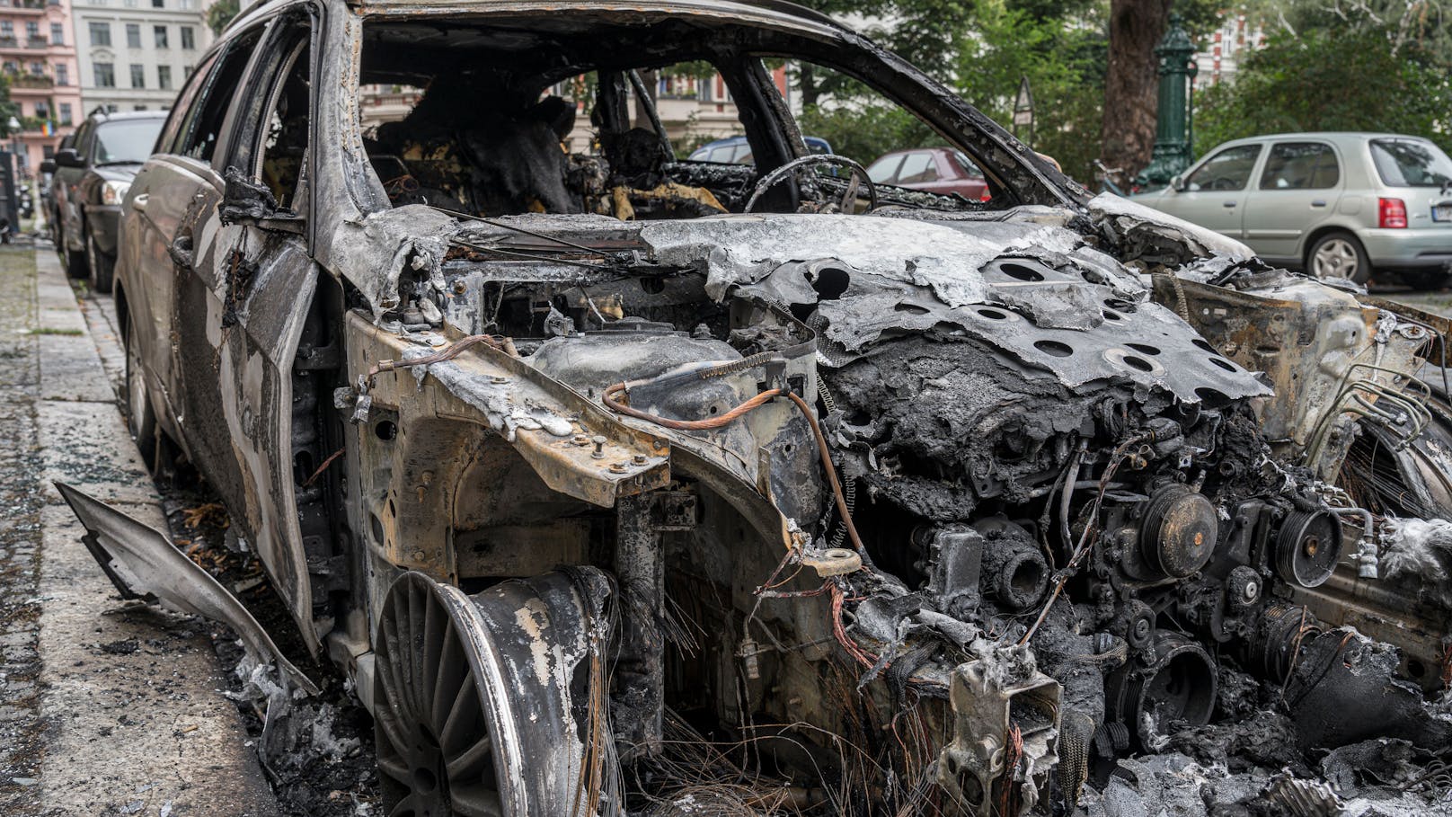 Auto angezündet! Opfer bekommt "Entschuldigungsbrief"