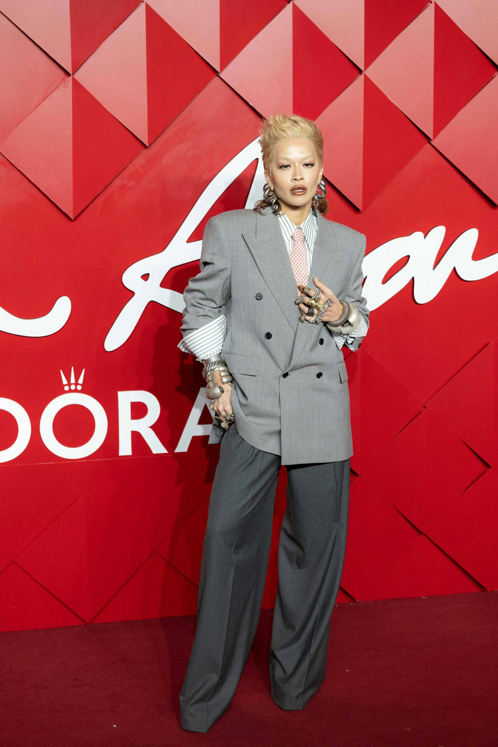 Rita Ora überraschte alle mit einem kompletten neuen Aussehen bei "The Fashion Awards 2024". So cool war die Sängerin noch nie...