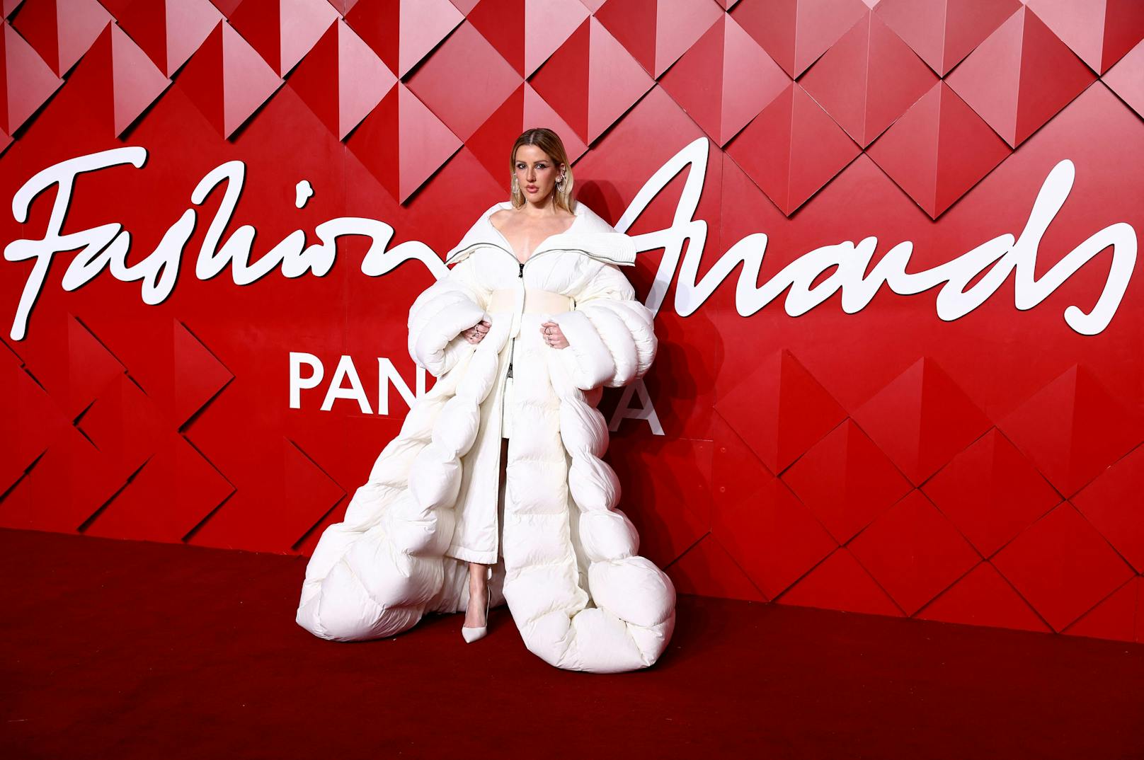 Ellie Goulding hingegen kam in Daunenjacken-Look zu den "The Fashion Awards 2024".