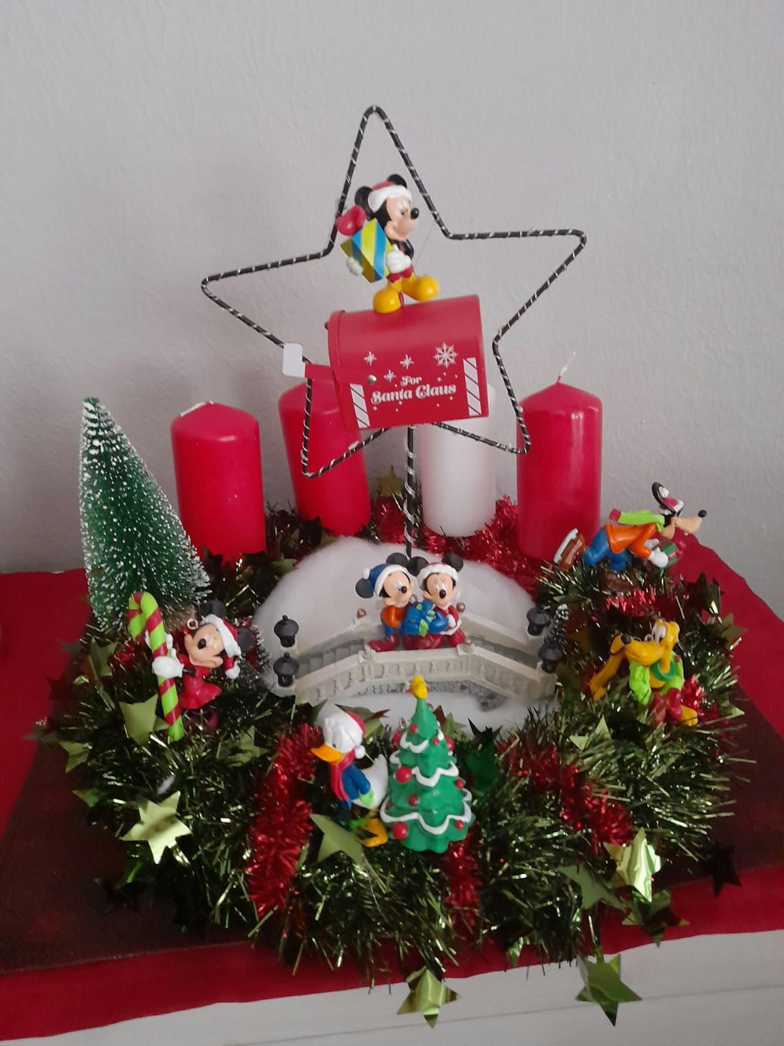 Dieser Adventkranz steht ganz im Zeichen des "Micky Maus Wunderhaus".