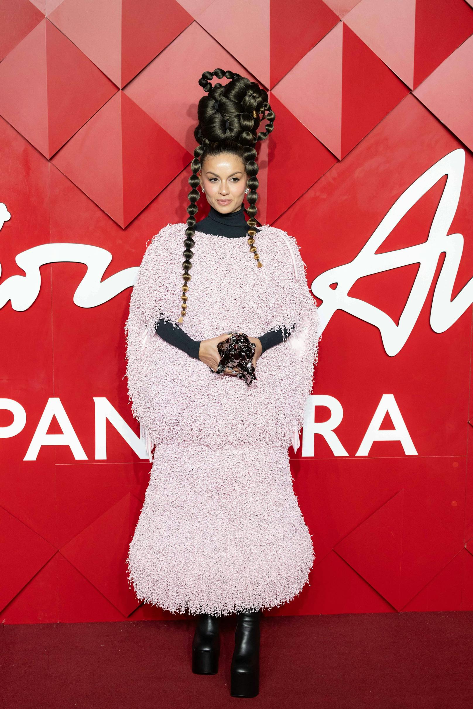 Bei Natasha Poonawalla ist am Kopf ihres "The Fashion Awards 2024"-Looks genauso viel los, wie unten rum.