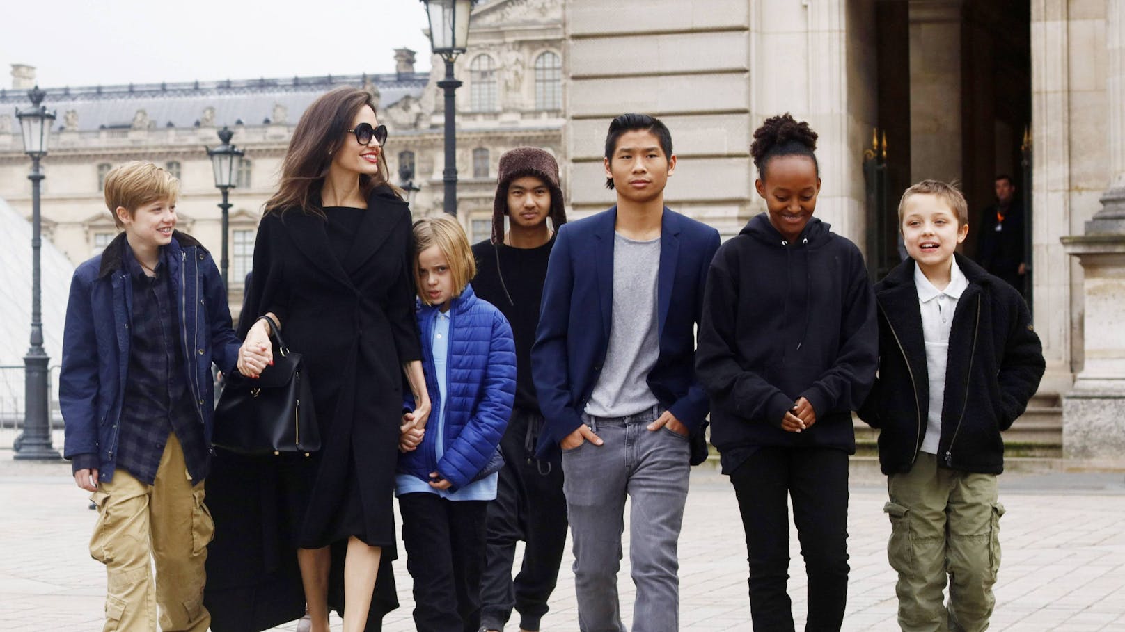 Angelina Jolie mit ihren sechs Kindern (v. l. n. r.): Shiloh, Vivienne, Maddox, Pax, Zahara und Knox.