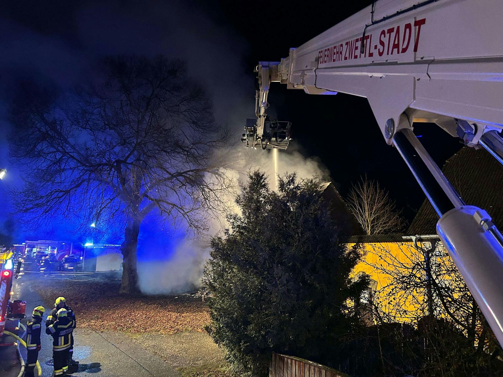 Am Dienstagmorgen wurde die Freiwillige Feuerwehr Zwettl-Stadt zu einem Brand der Alarmstufe B3 gerufen. Es handelte sich um einen Scheunenbrand in Syrafeld.