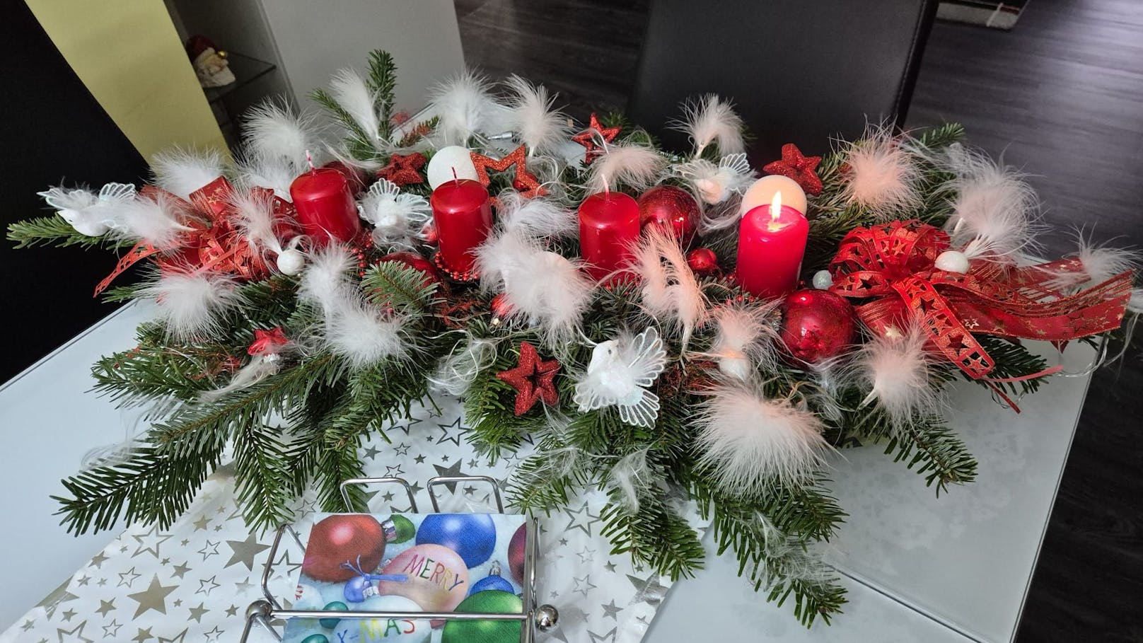 Margaretha zauberte diesen schönen Adventkranz auf den Tisch.