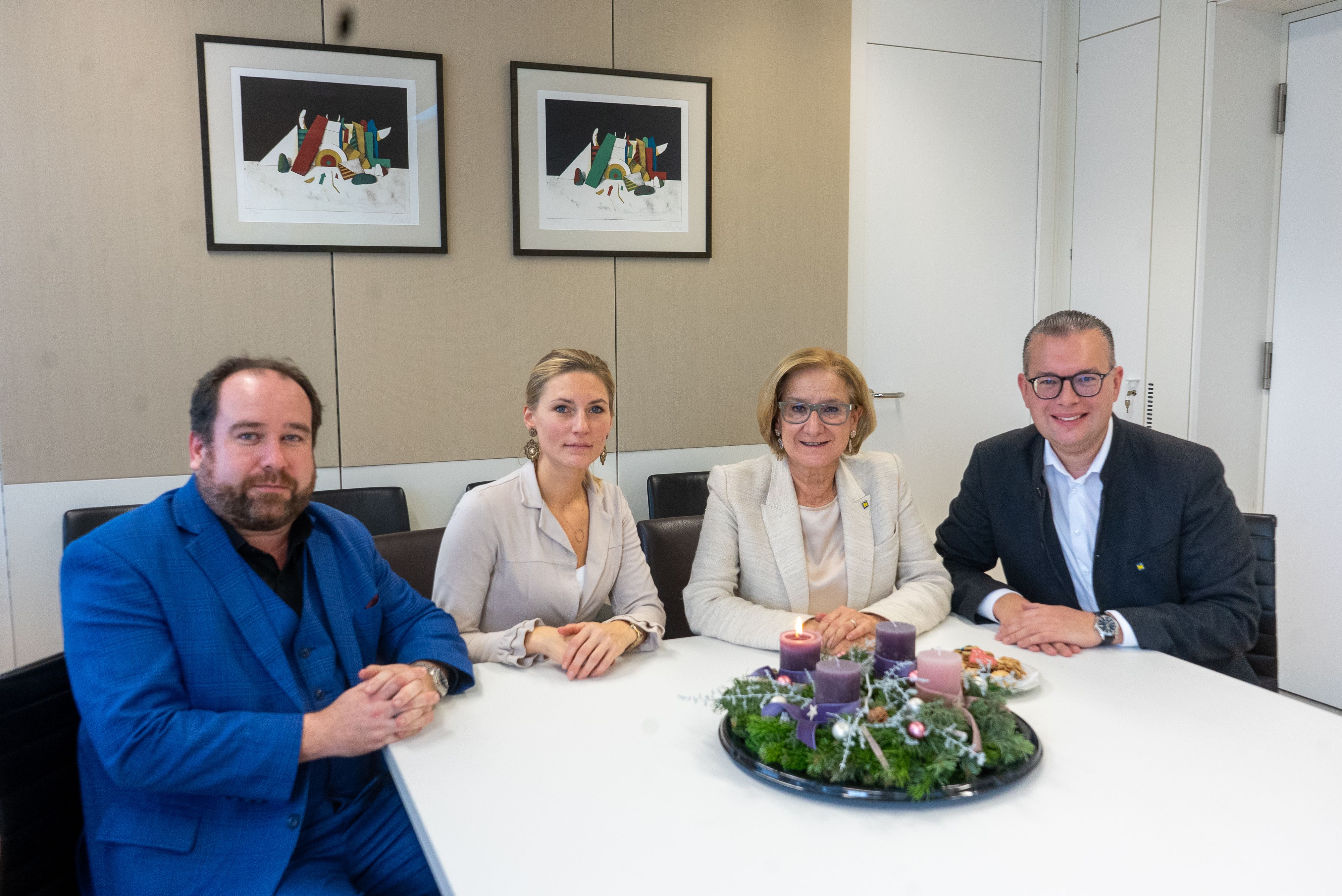 Meinungsforscher Christoph Haselmayer vom IFDD - Institut für Demoskopie & Datenanalyse, Christine Steinböck, LH Johanna Mikl-Leitner und VPNÖ Landesgeschäftsführer Matthias Zauner