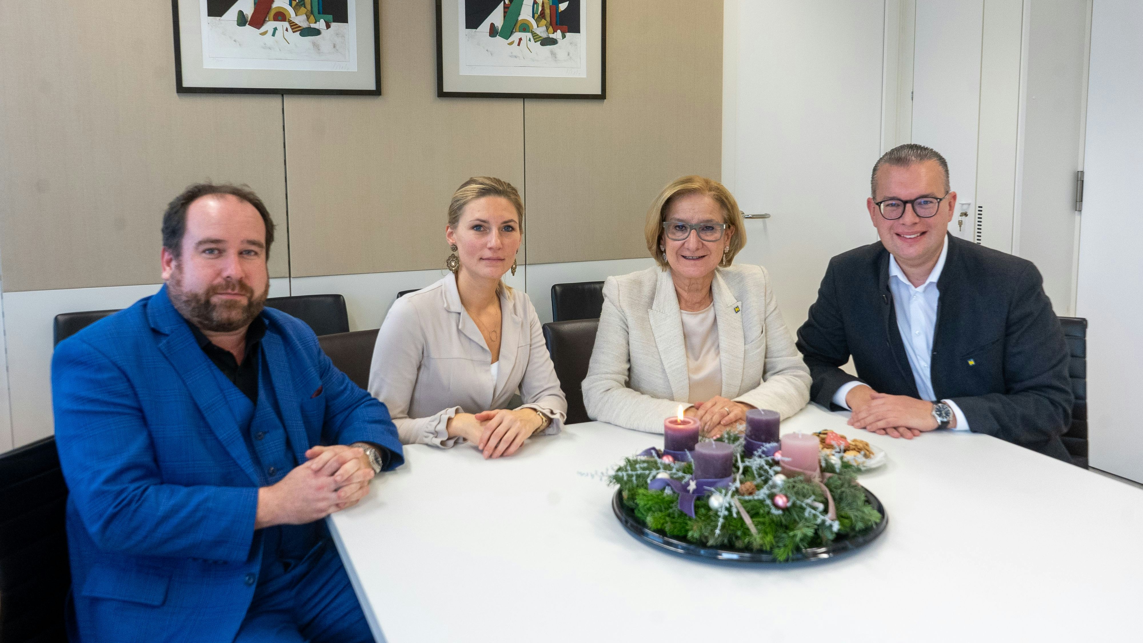 Meinungsforscher Christoph Haselmayer vom IFDD - Institut für Demoskopie & Datenanalyse, Christine Steinböck, LH Johanna Mikl-Leitner und VPNÖ Landesgeschäftsführer Matthias Zauner