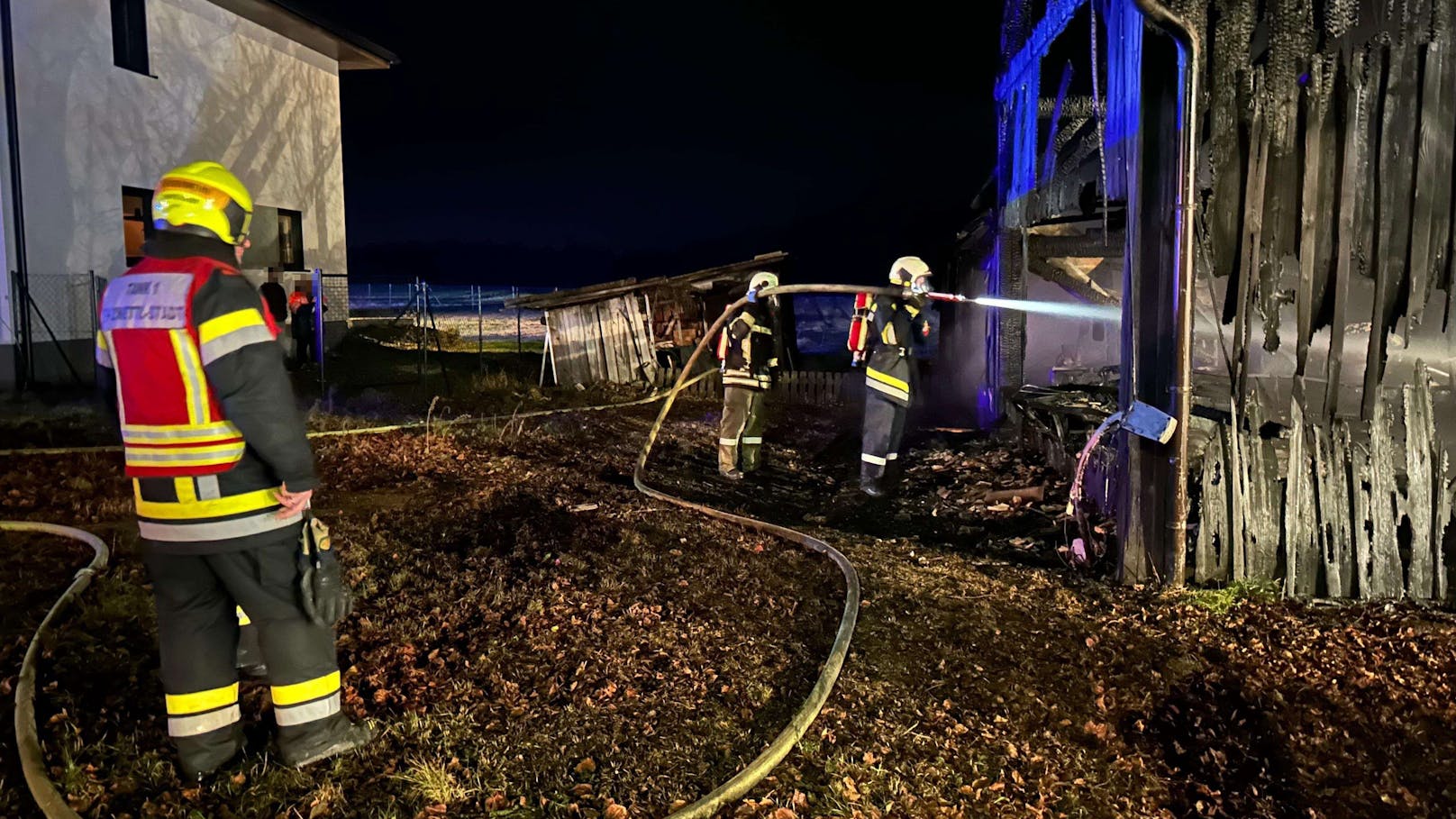 Am Dienstagmorgen wurde die Freiwillige Feuerwehr Zwettl-Stadt zu einem Brand der Alarmstufe B3 gerufen. Es handelte sich um einen Scheunenbrand in Syrafeld.