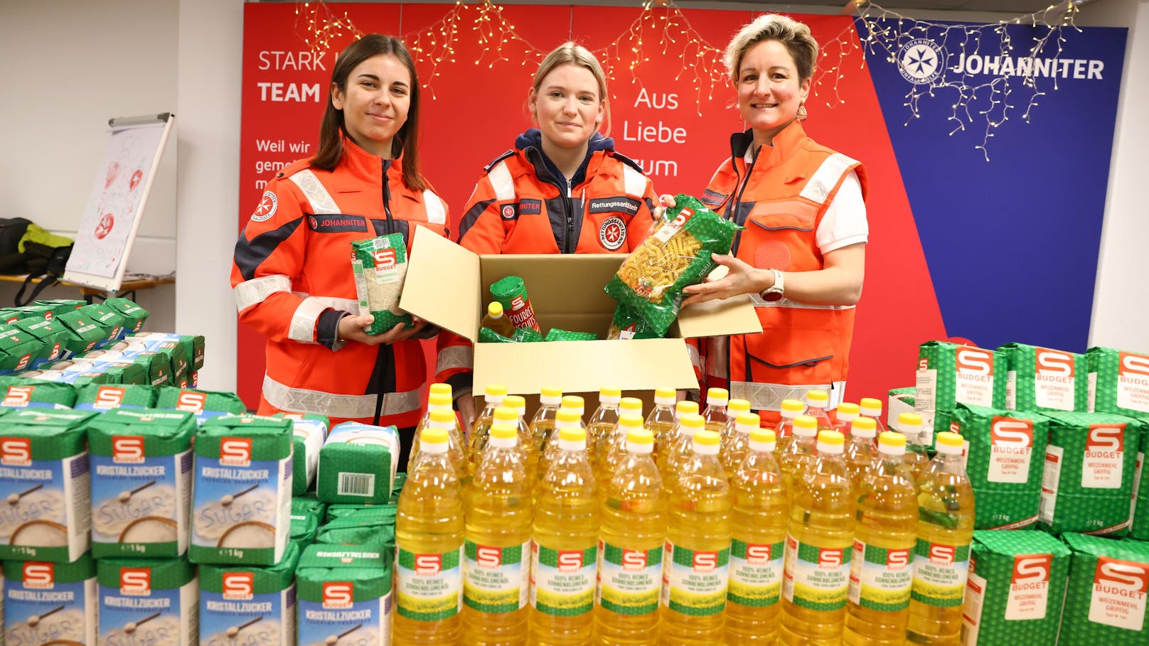 Im Johanniter-Center-Nord in Floridsdorf wurden Weihnachtspakete gefüllt.