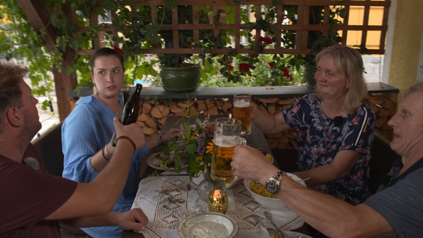 Mit Nadine kommt nun auch die zweite Hofdame an und sie verdreht Bernhard völlig den Kopf.