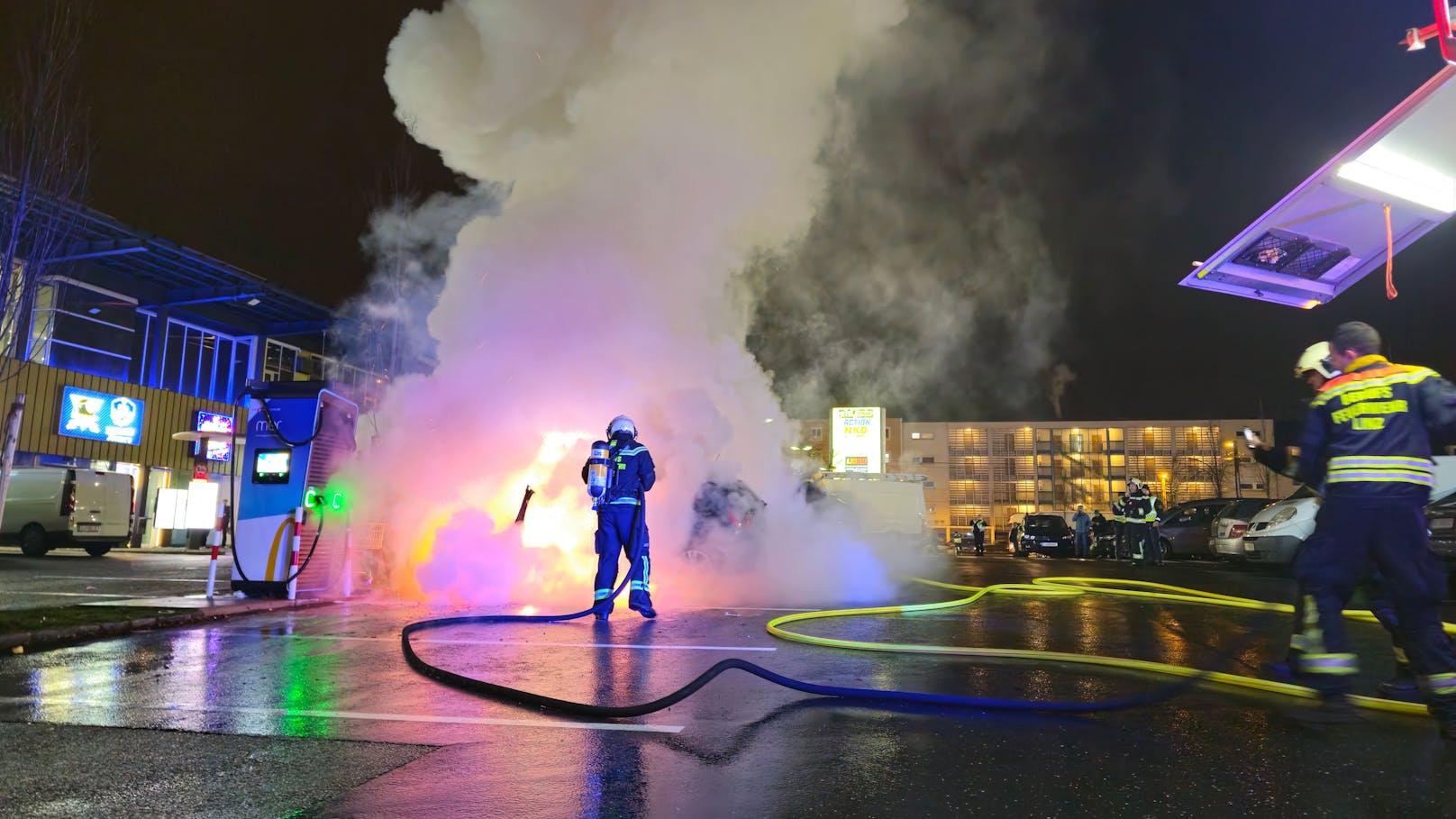 Beim Infracenter in Linz-Wegscheid brannte am Dienstagabend ein BMW komplett aus.