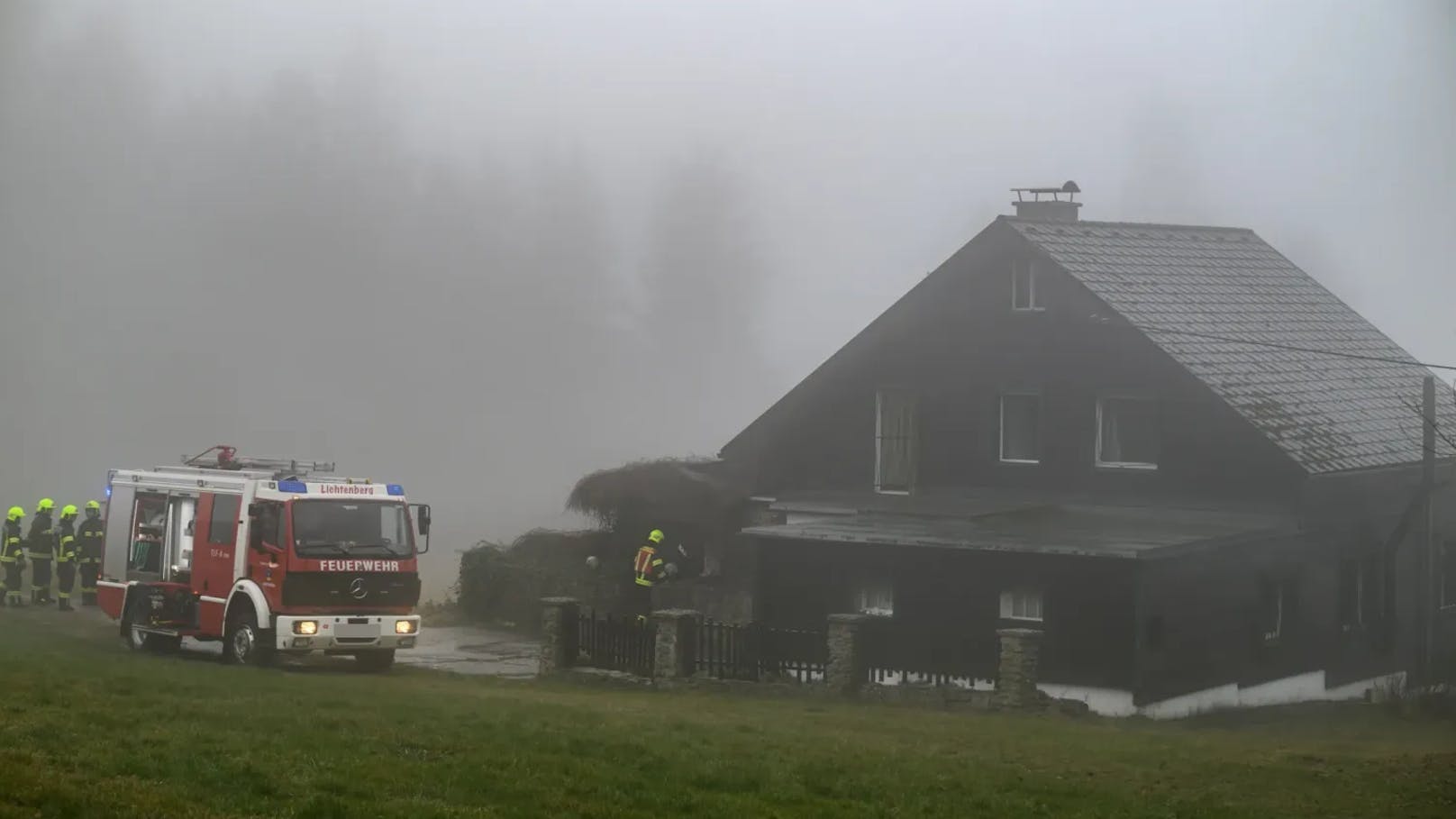 Ein Rauchfangkehrer hat den Brand entdeckt und die Einsatzkräfte alarmiert.