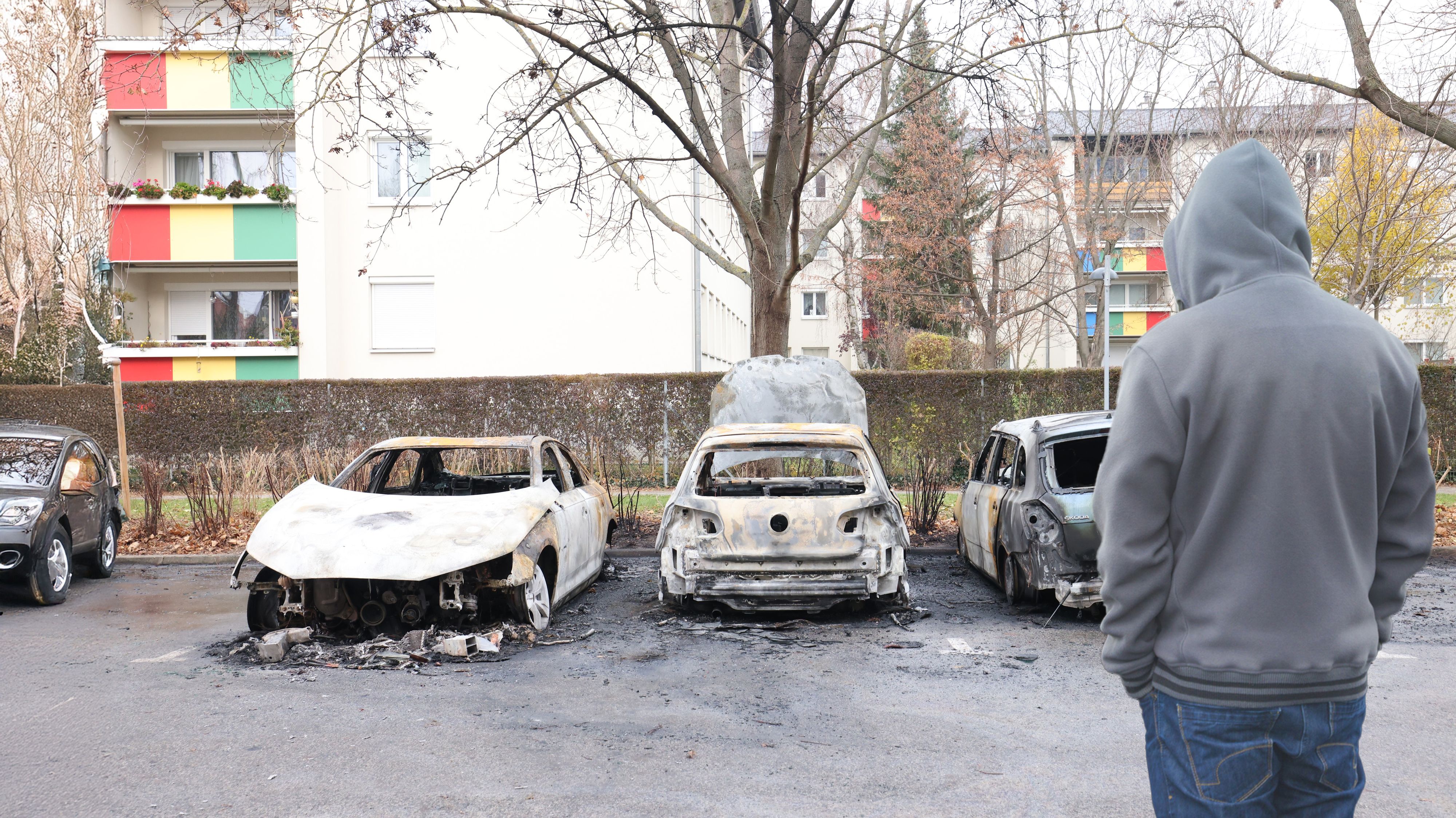 Sechs Autos wurden in Floridsdorf ein Raub der Flammen.