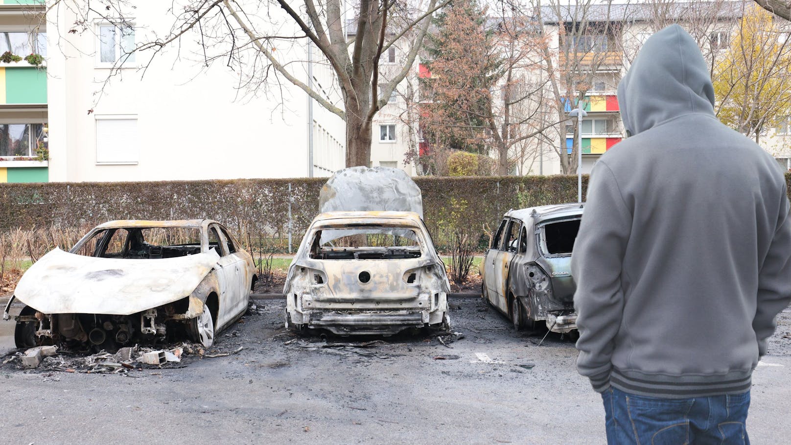 Clan-Streit eskaliert! Opfer nach Autobrand verprügelt