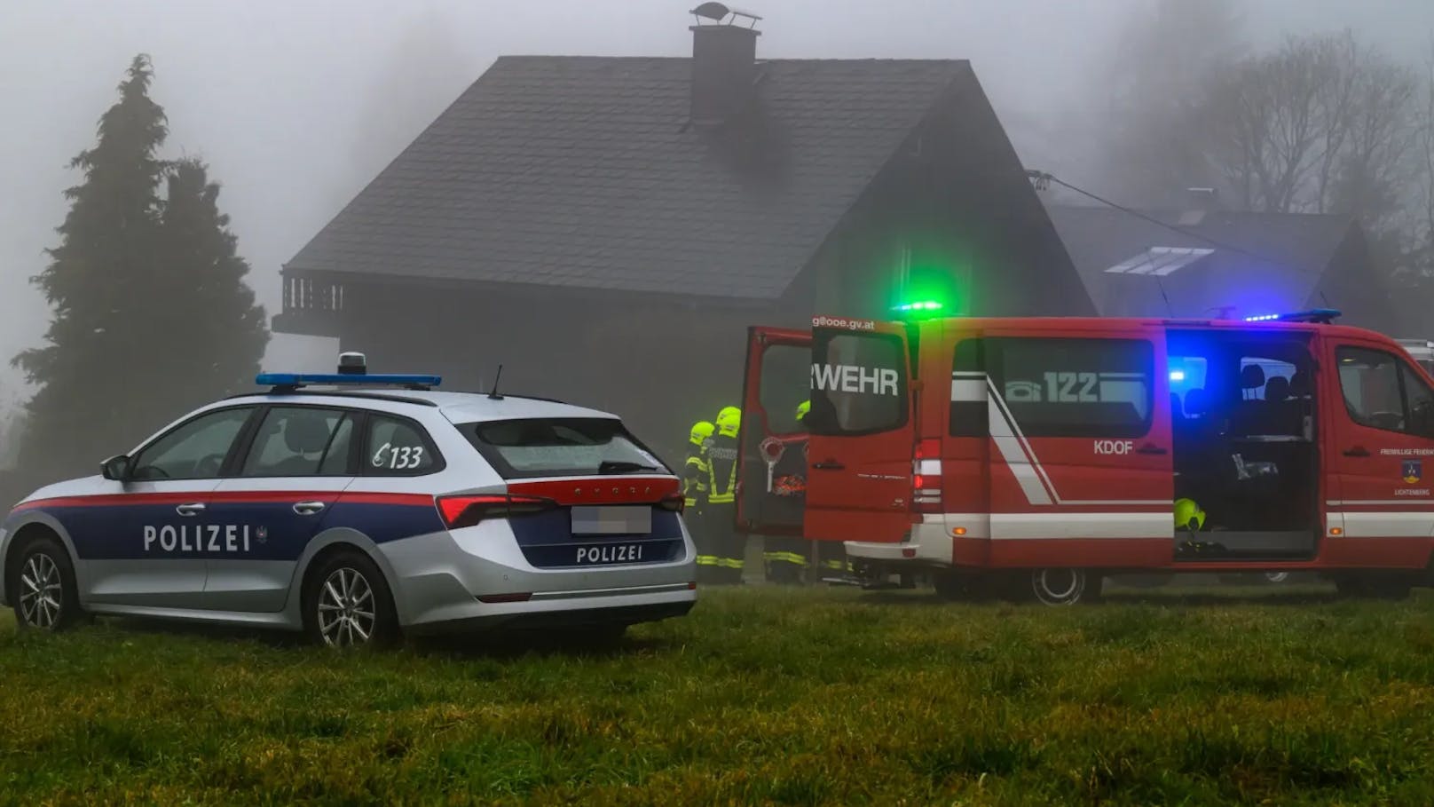 Polizei und Feuerwehr vor dem Haus.