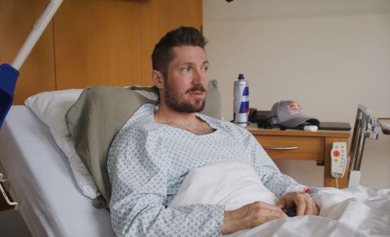 Marcel Hirscher im Krankenbett.
