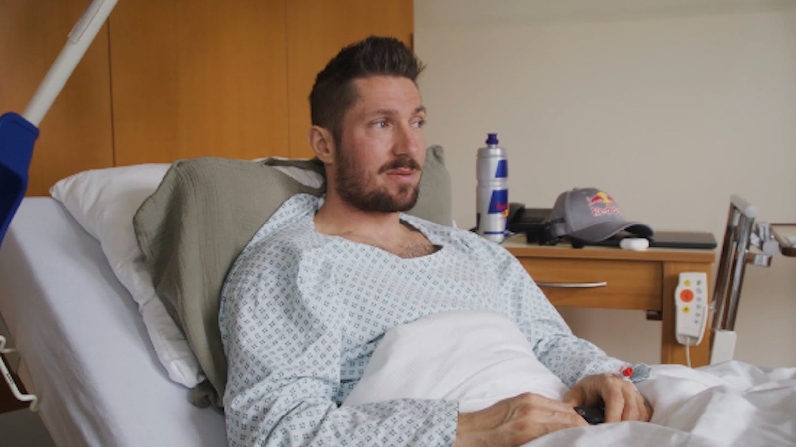 Jetzt spricht Hirscher nach Operation im Krankenbett