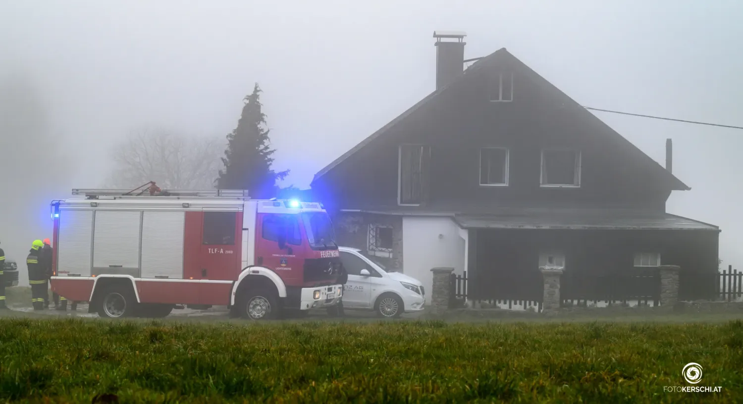 Einsatz bei einem Haus in Lichtenberg. Die Helfer entdeckten die Leiche eines Mannes.