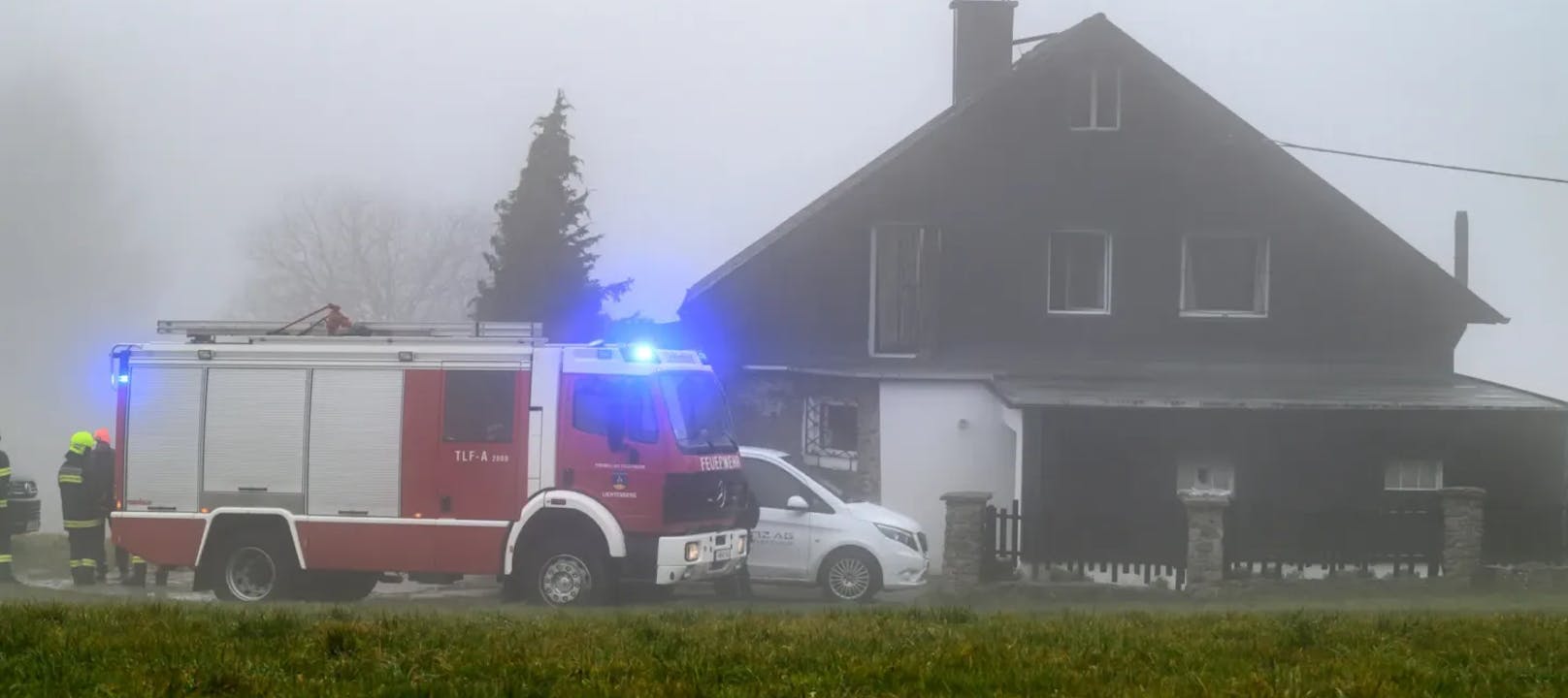 Dichter Nebel hängt in der Landschaft