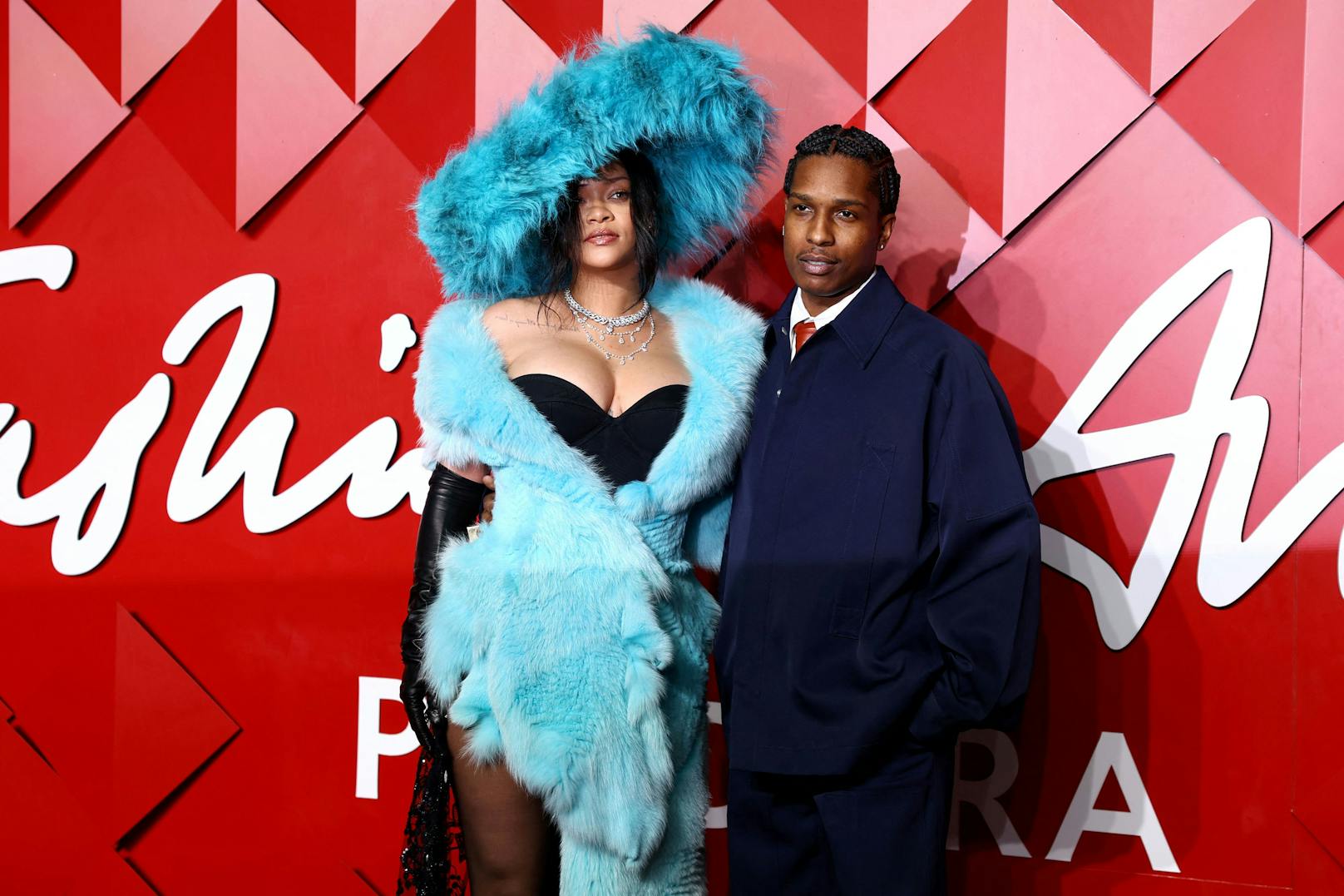 Rihanna kuschelte sich in ihrem Plüsch-Outfit an ihren Partner ASAP Rocky bei den "Fashion Awards 2024".